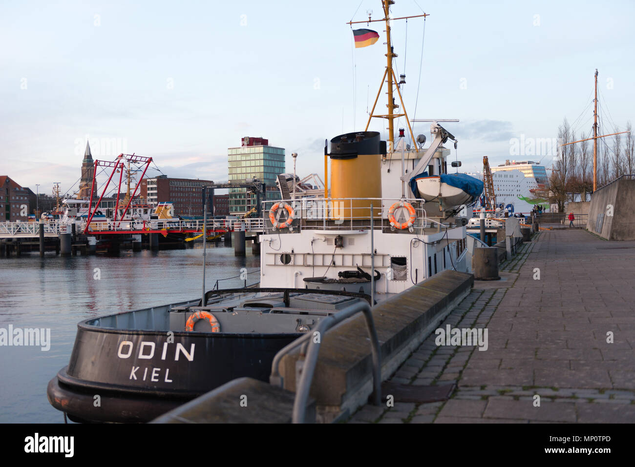 Vue sur la ville de Kiel à la fin de la baie de Kiel, l'Hörn, et que le volet pont traversant l'Hörn, Kiel, Schleswig-Holstein, Allemagne Banque D'Images Vue sur la ville de Kiel à la fin de la baie de Kiel, l'Hörn, et que le volet pont traversant l'Hörn, Kiel, Schleswig-Holstein, Allemagne Banque D'Images