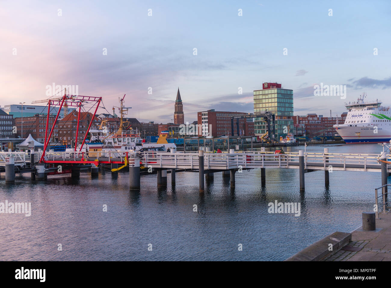 Vue sur la ville de Kiel à la fin de la baie de Kiel, l'Hörn, et que le volet pont traversant l'Hörn, Kiel, Schleswig-Holstein, Allemagne Banque D'Images Vue sur la ville de Kiel à la fin de la baie de Kiel, l'Hörn, et que le volet pont traversant l'Hörn, Kiel, Schleswig-Holstein, Allemagne Banque D'Images