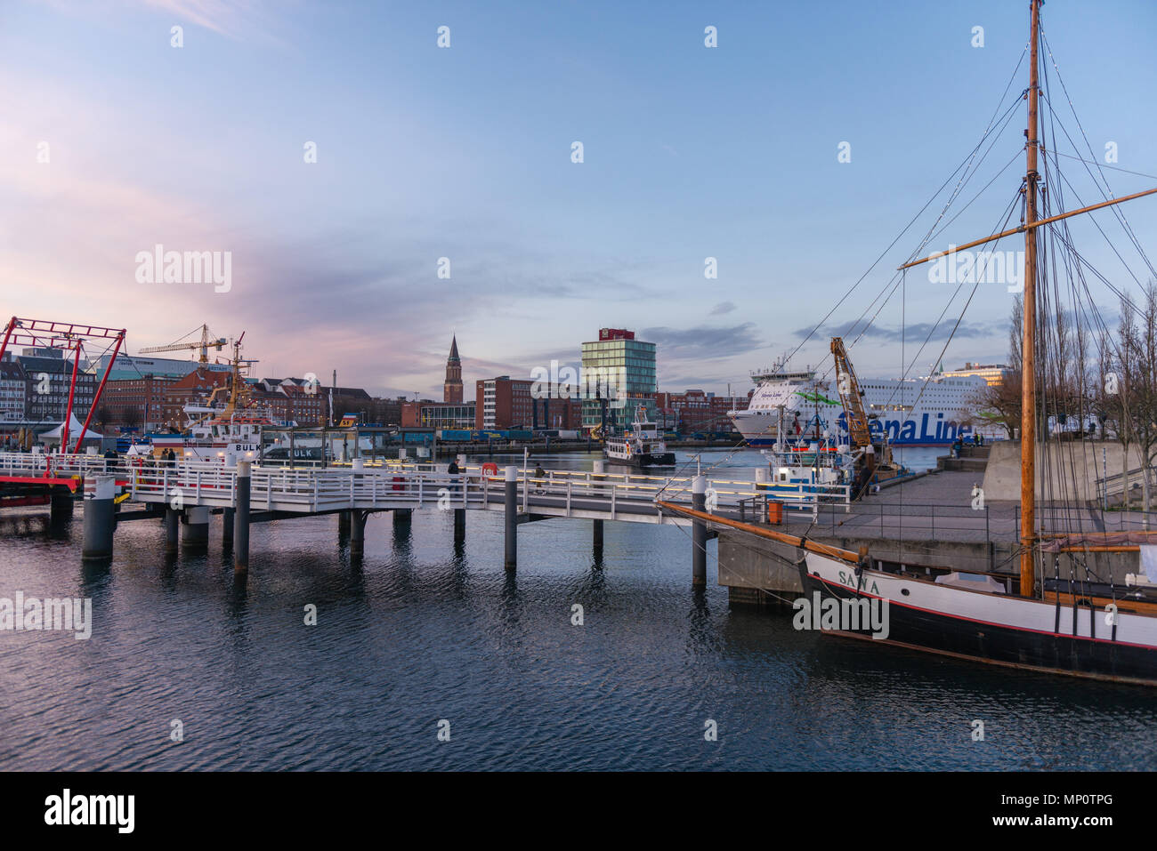 Vue sur la ville de Kiel à la fin de la baie de Kiel, l'Hörn, et que le volet pont traversant l'Hörn, Kiel, Schleswig-Holstein, Allemagne Banque D'Images Vue sur la ville de Kiel à la fin de la baie de Kiel, l'Hörn, et que le volet pont traversant l'Hörn, Kiel, Schleswig-Holstein, Allemagne Banque D'Images
