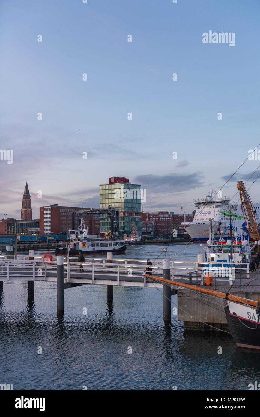 Vue sur la ville de Kiel à la fin de la baie de Kiel, l'Hörn, et que le volet pont traversant l'Hörn, Kiel, Schleswig-Holstein, Allemagne Banque D'Images Vue sur la ville de Kiel à la fin de la baie de Kiel, l'Hörn, et que le volet pont traversant l'Hörn, Kiel, Schleswig-Holstein, Allemagne Banque D'Images