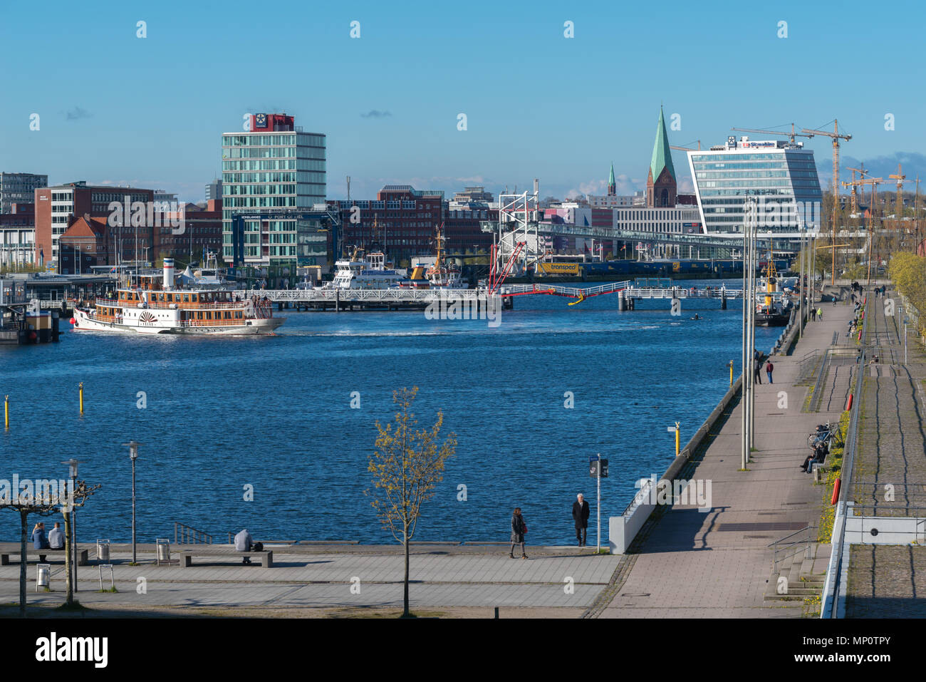 Vue sur la ville de Kiel à la fin de la baie de Kiel, l'Hörn, et que le volet pont traversant l'Hörn, Kiel, Schleswig-Holstein, Allemagne Banque D'Images Vue sur la ville de Kiel à la fin de la baie de Kiel, l'Hörn, et que le volet pont traversant l'Hörn, Kiel, Schleswig-Holstein, Allemagne Banque D'Images