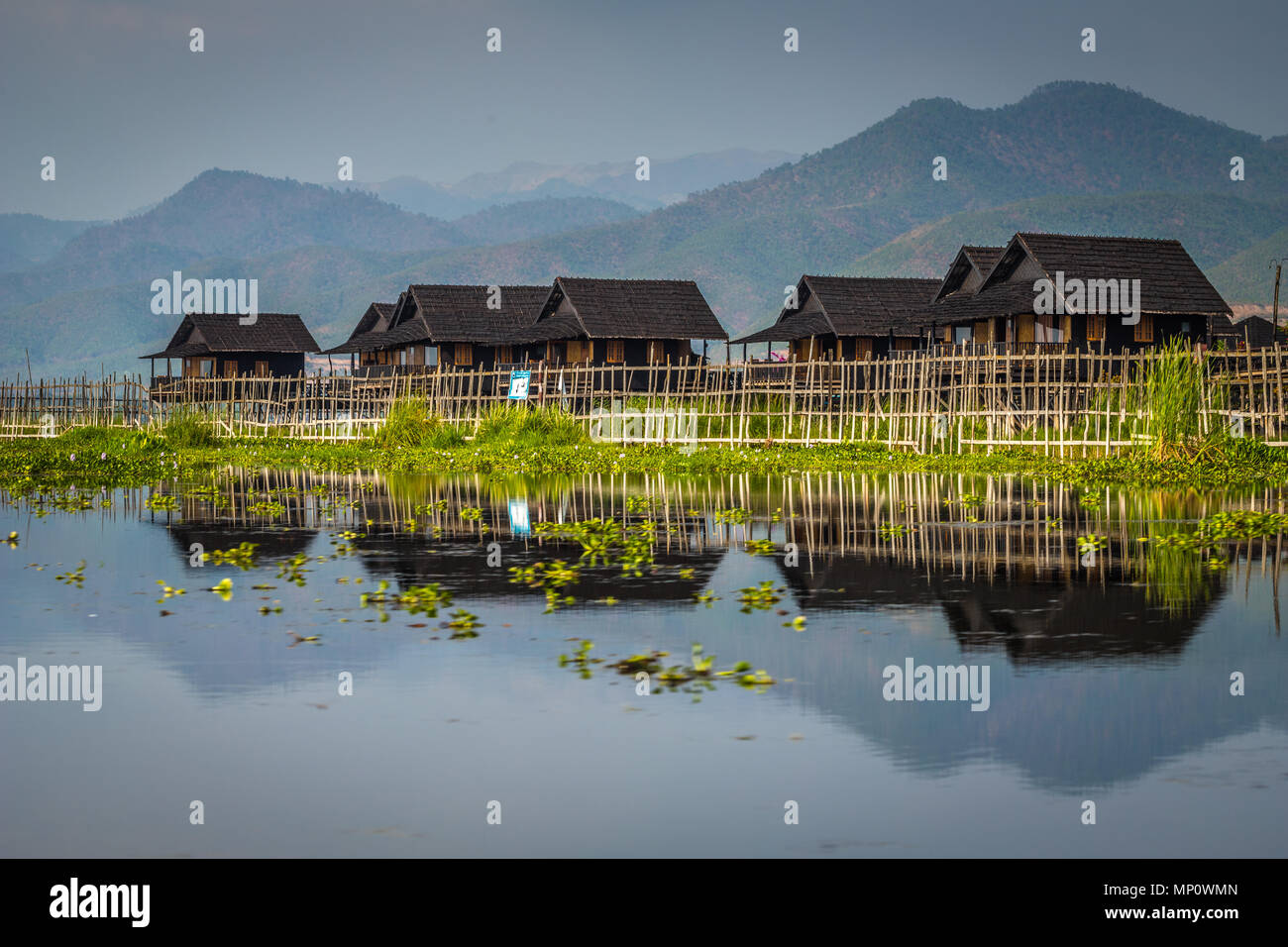 Maisons dans le lac Inle en Birmanie Banque D'Images