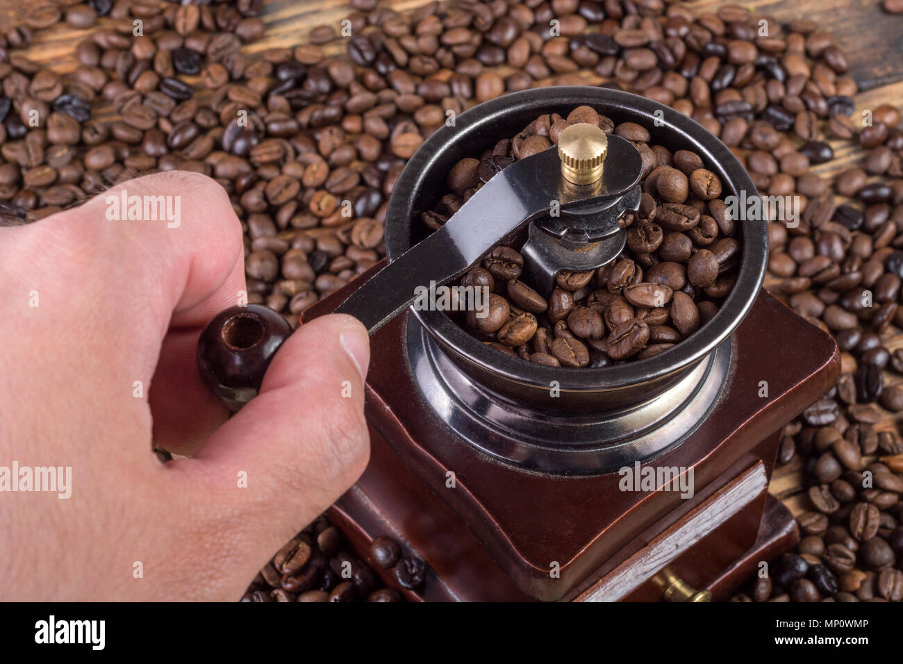 Grinding coffee Banque de photographies et d'images à haute résolution -  Alamy