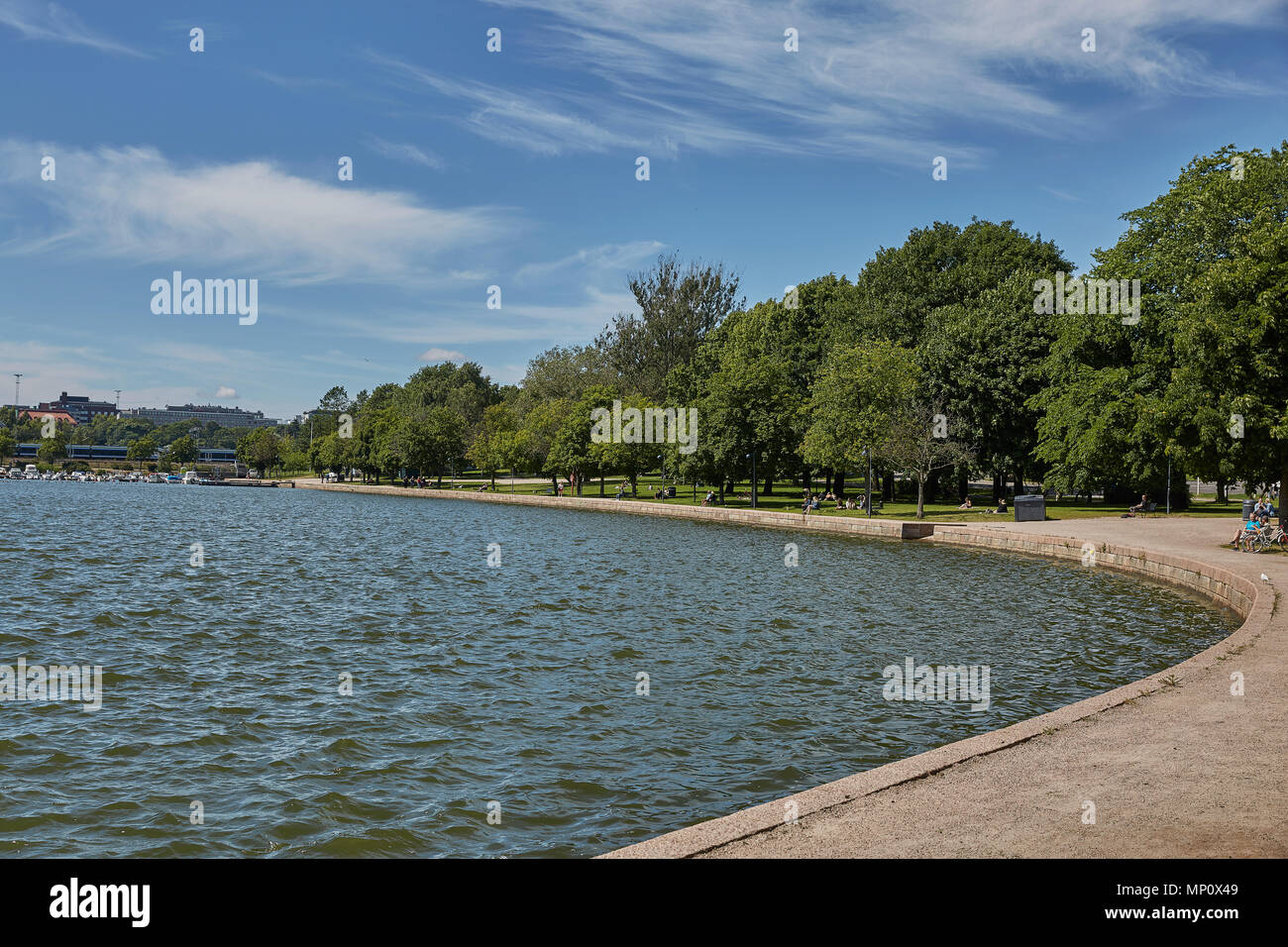 HELSINKI, FINLANDE - le 10 juillet 2017 : Les gens se détendre et profiter de la journée ensoleillée à Elaintarhanlahti bay à Helsinki, en Finlande. Banque D'Images