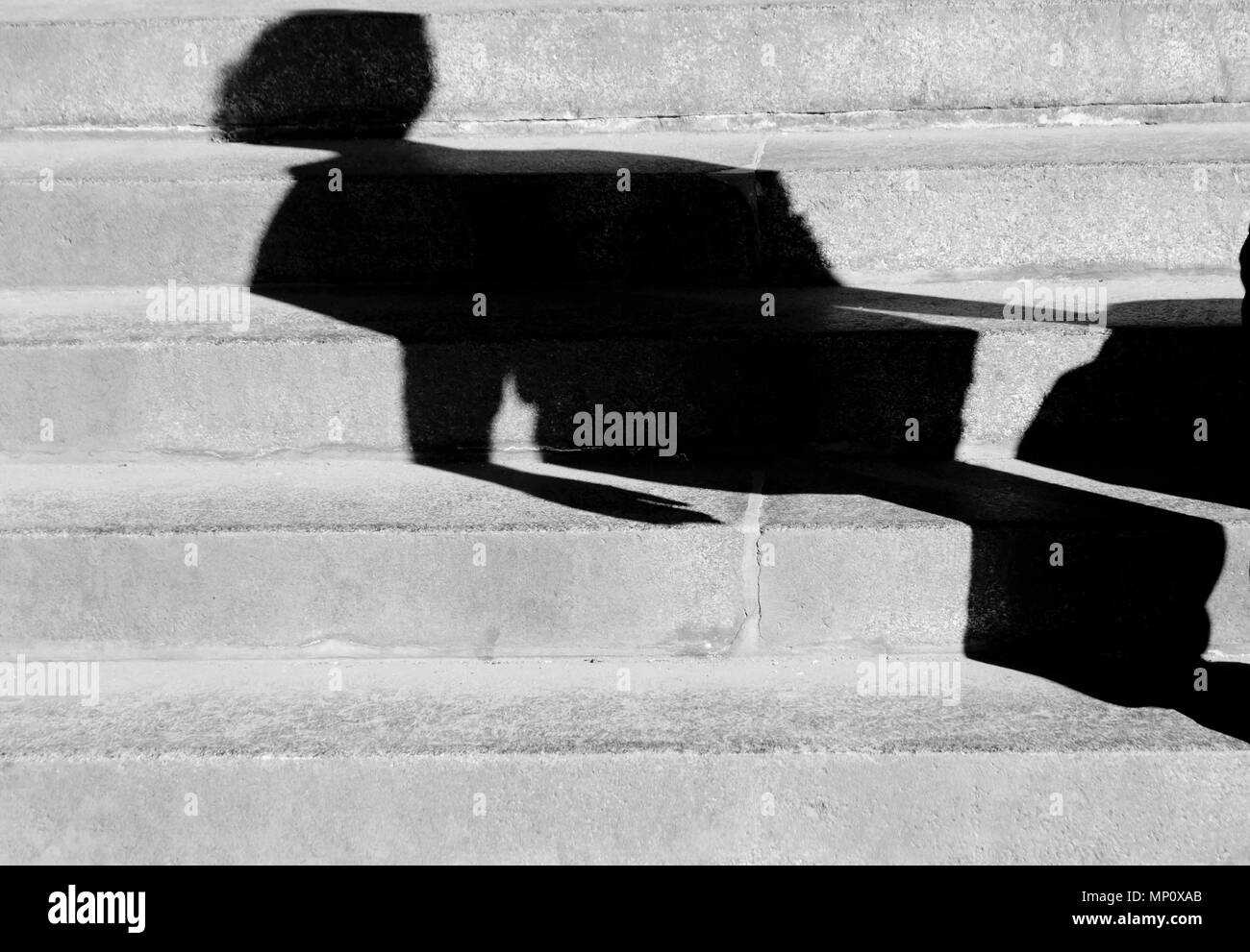 Résumé de l'ombre floue cassé une femme marchant seule la ville publique escaliers en noir et blanc Banque D'Images