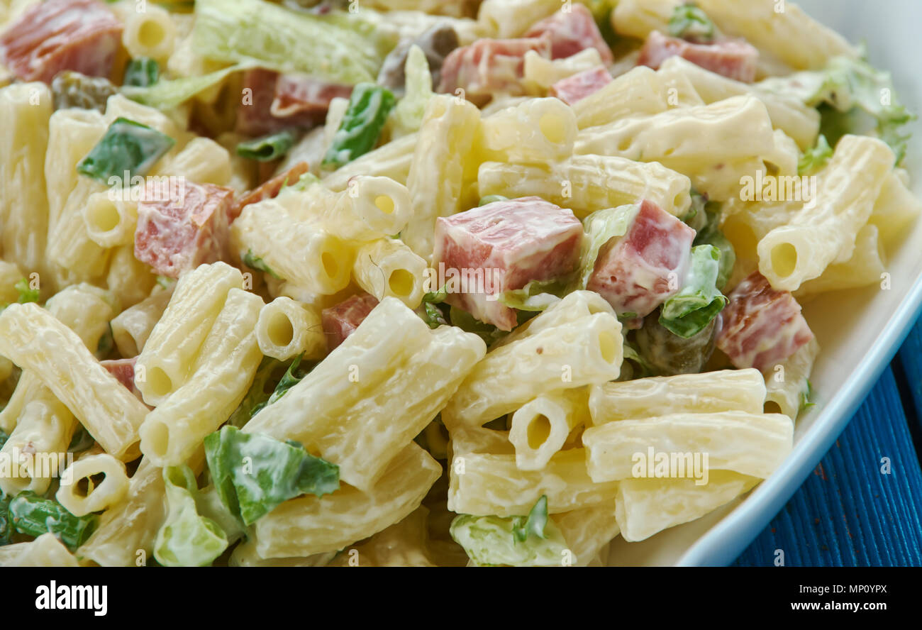 Salade de pâtes jambon hawaïen apporte, de l'ananas, les oignons verts, le poivron rouge Banque D'Images