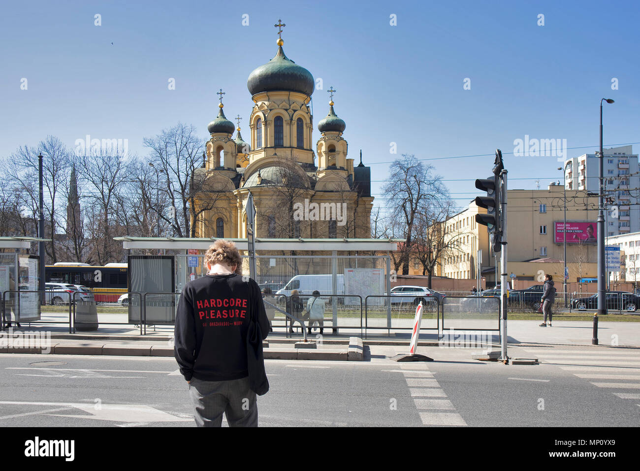 Varsovie, Pologne - 28 avril 2018 : Cathédrale orthodoxe polonaise de Sainte Marie Madeleine (style néo-russe) dans la région de disrict Praga. Garçon dans t-sirt avec panneau "Har Banque D'Images