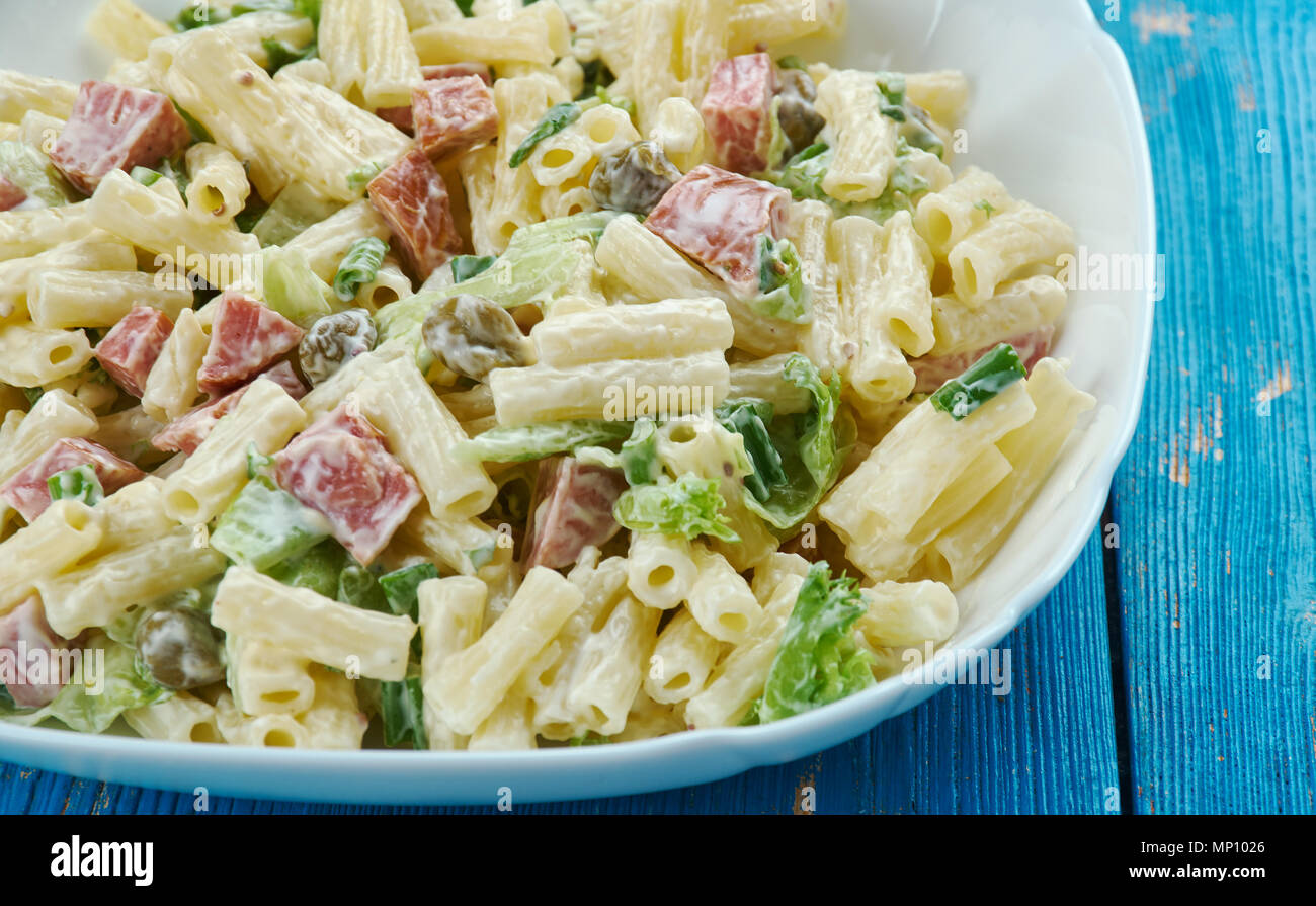 Salade de pâtes jambon hawaïen apporte, de l'ananas, les oignons verts, le poivron rouge Banque D'Images