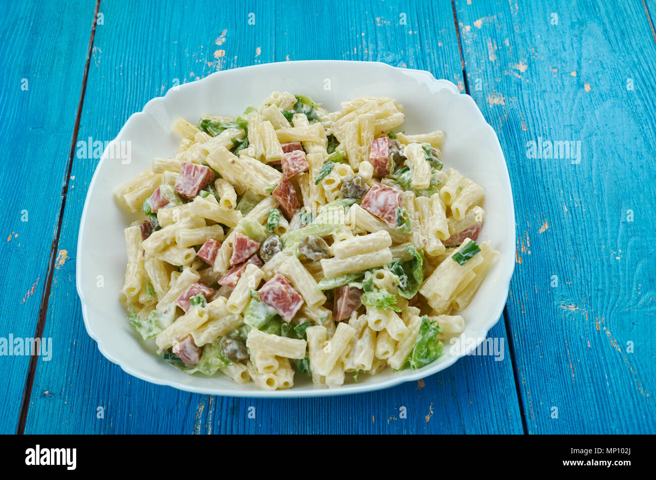 Salade de pâtes jambon hawaïen apporte, de l'ananas, les oignons verts, le poivron rouge Banque D'Images