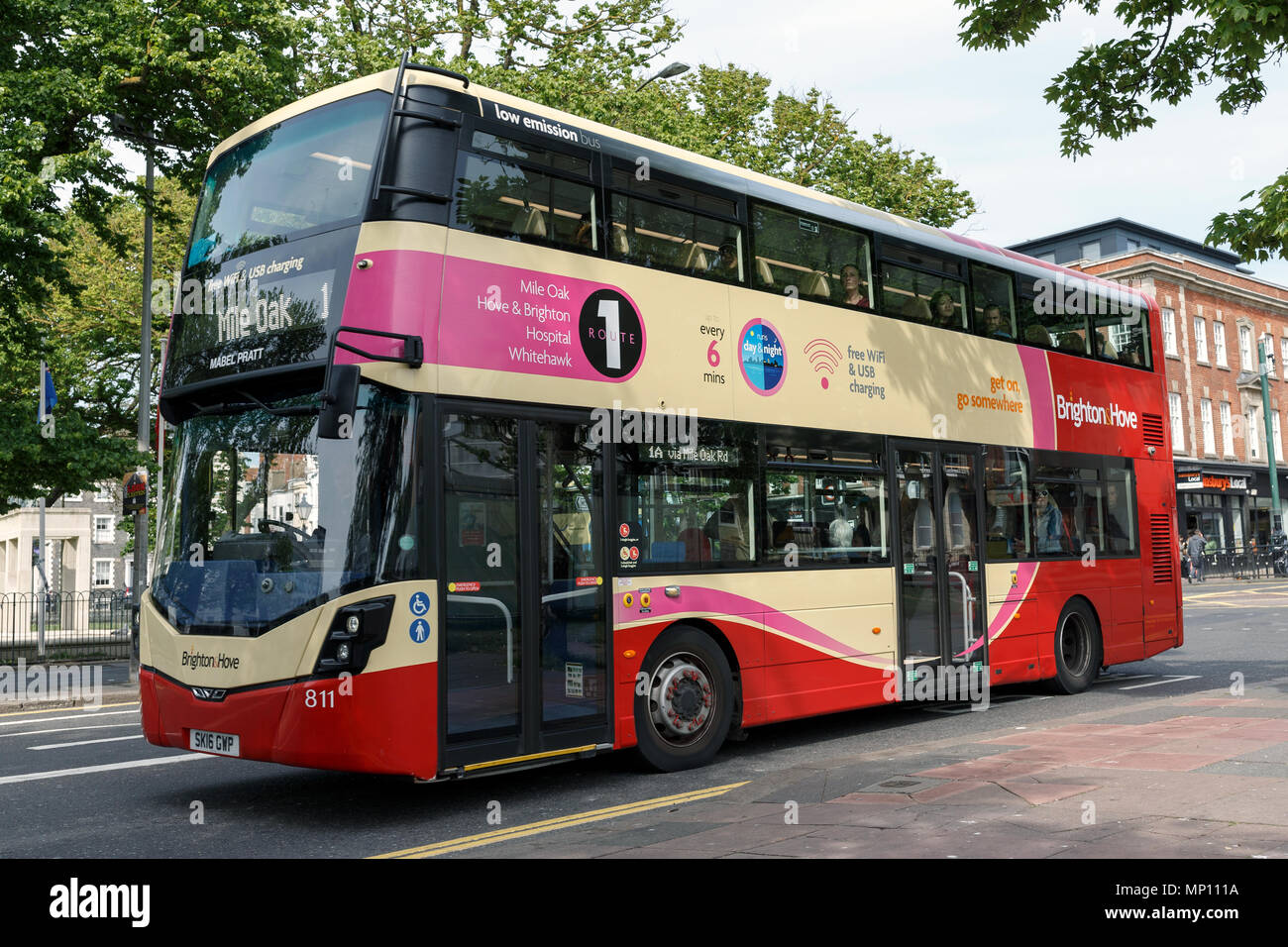Le Brighton and Hove un bus sur le coin de Kemptown, Brighton, East Sussex, UK. Banque D'Images