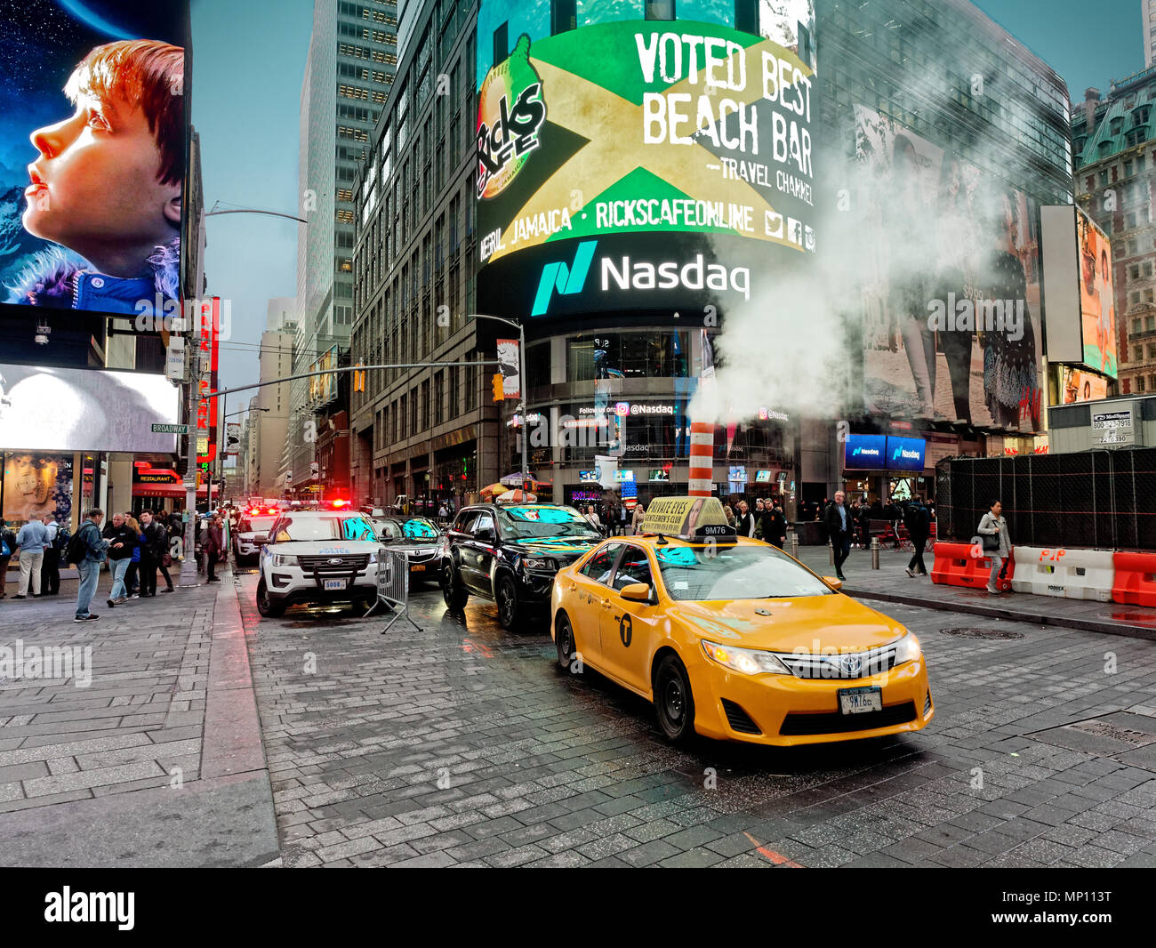 La ville de New York, USA - Avril 2018 : taxi jaune à Times Square Banque D'Images La ville de New York, USA - Avril 2018 : taxi jaune à Times Square Banque D'Images