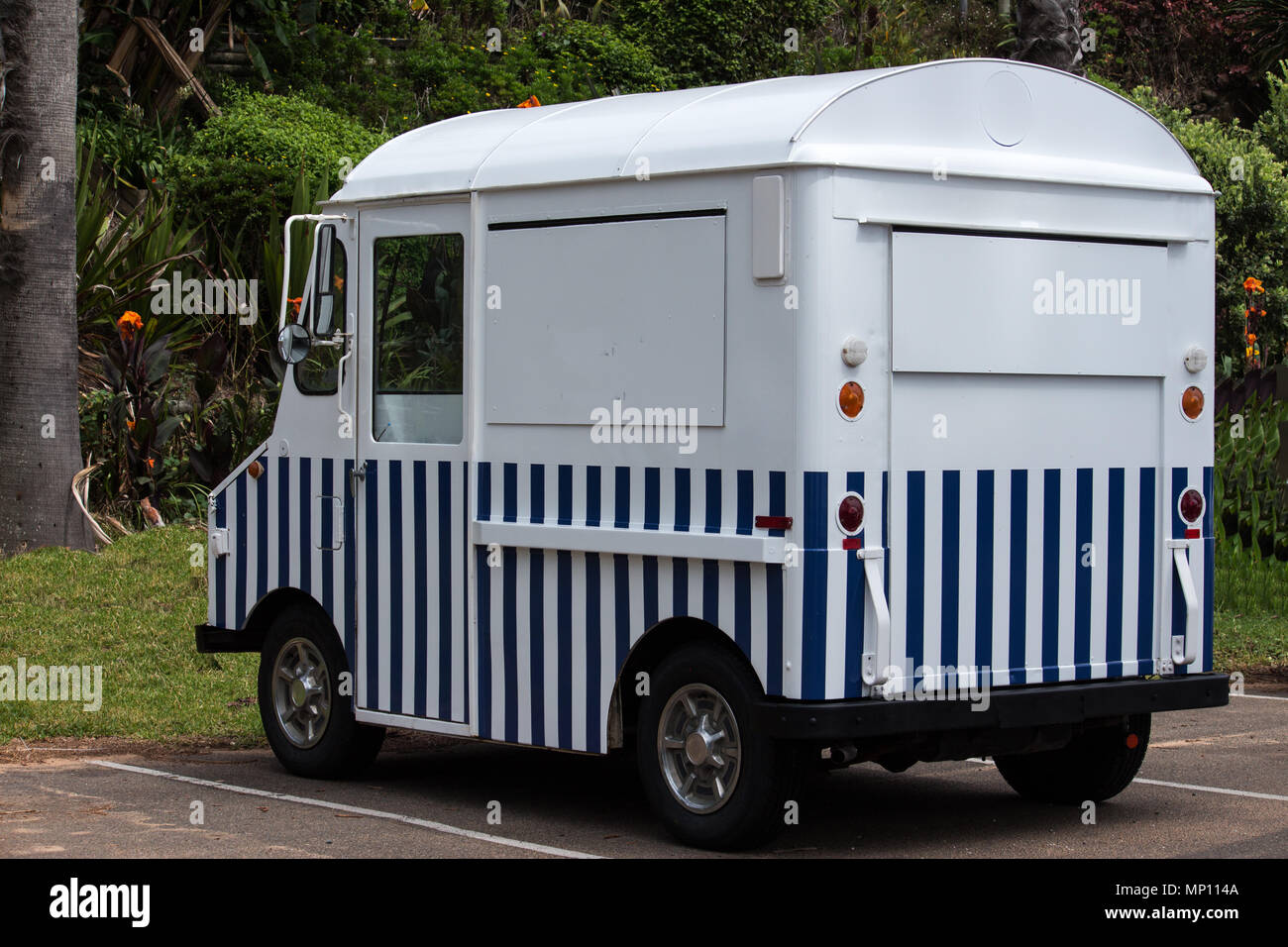 Blanc à rayures bleu camion alimentaire van garé après la clôture de l'activité Banque D'Images