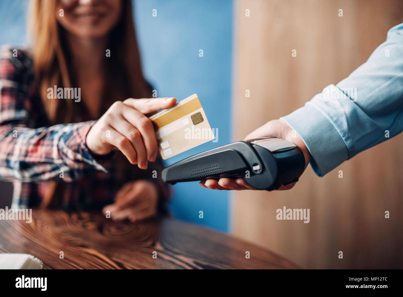 Jeune femme de payer par carte de crédit dans le café, les serveurs de terminaux avec la main. La technologie de paiement moderne Banque D'Images