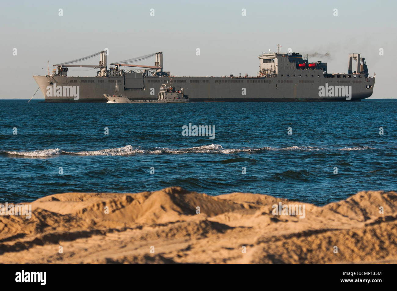 Débarquement d'une armée mécanisée, LMC, attribué à 464e compagnie de transport, passe une commande de transport maritime militaire de l'US Navy Ship au cours de l'exercice de formation de soutien au combat du pont 78-18-03 mars 09, 2018, au Fort Story, en Virginie, le LMC est une armée navire pouvant transporter des matériels de guerre navale de la SMC et de déchargement du navire sur une chaussée modulaire système pendant plus de la logistique interarmées des opérations à terre. Banque D'Images