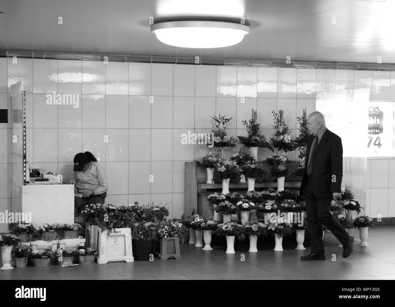 Berlin, Allemagne, marchande de fleurs et son affichage dans la Banhof/Station, S-Bahn - "Potsdamer Platz" 16/06/2009, Berlin, Allemagne © Peter Spurrier. Banque D'Images