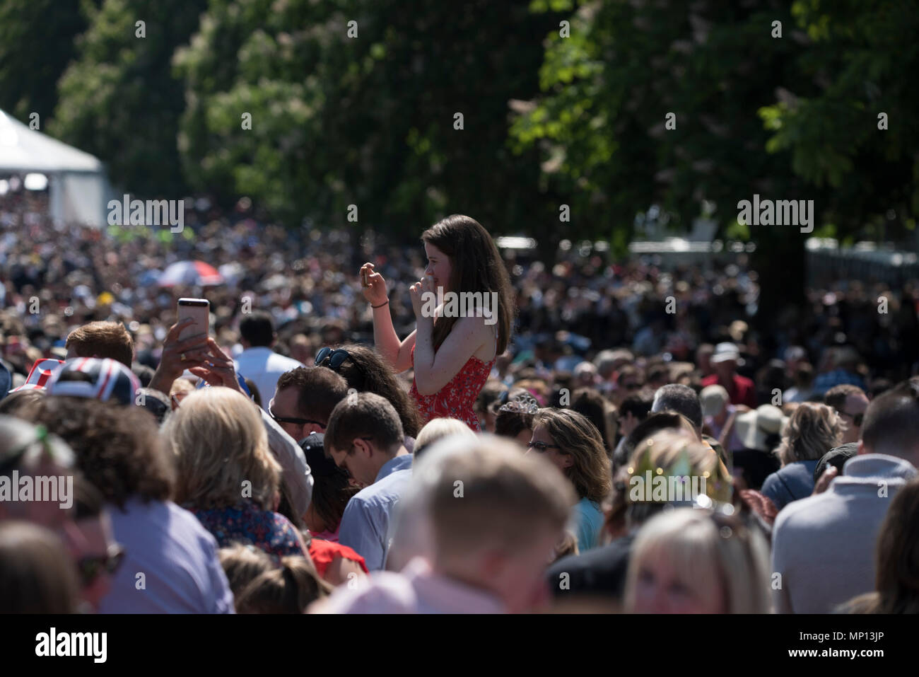 19 mai 2018 - Des milliers de fans royal regarder et prendre des photos de prince Harry et Mme Meghan Markle comme ils passent par leur procession pendant le long de la Longue Marche après leur mariage royal au château de Windsor. Banque D'Images