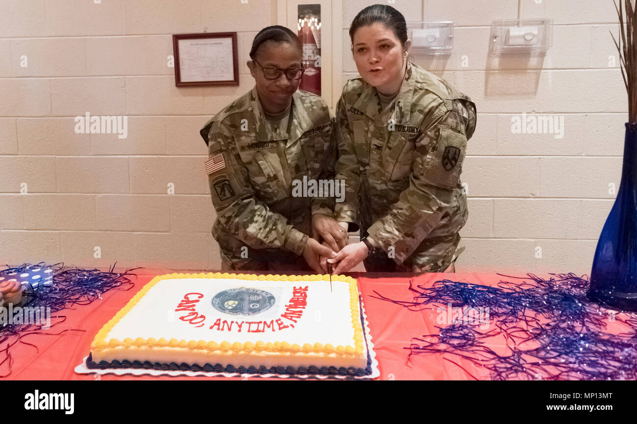 Le sergent de l'armée américaine. Le Major Sarah B. Howard et le colonel Robin S. Julch, l'équipe de commandement de la 310e de soutien des ressources humaines, Centre de couper un gâteau commémorant leur départ au cours d'une cérémonie de déploiement à Fort Jackson, L.C., le 10 mars 2018. L'unité se prépare à un 10 mois de déploiement au Koweït, dans le cadre de l'opération Bouclier spartiate. Banque D'Images