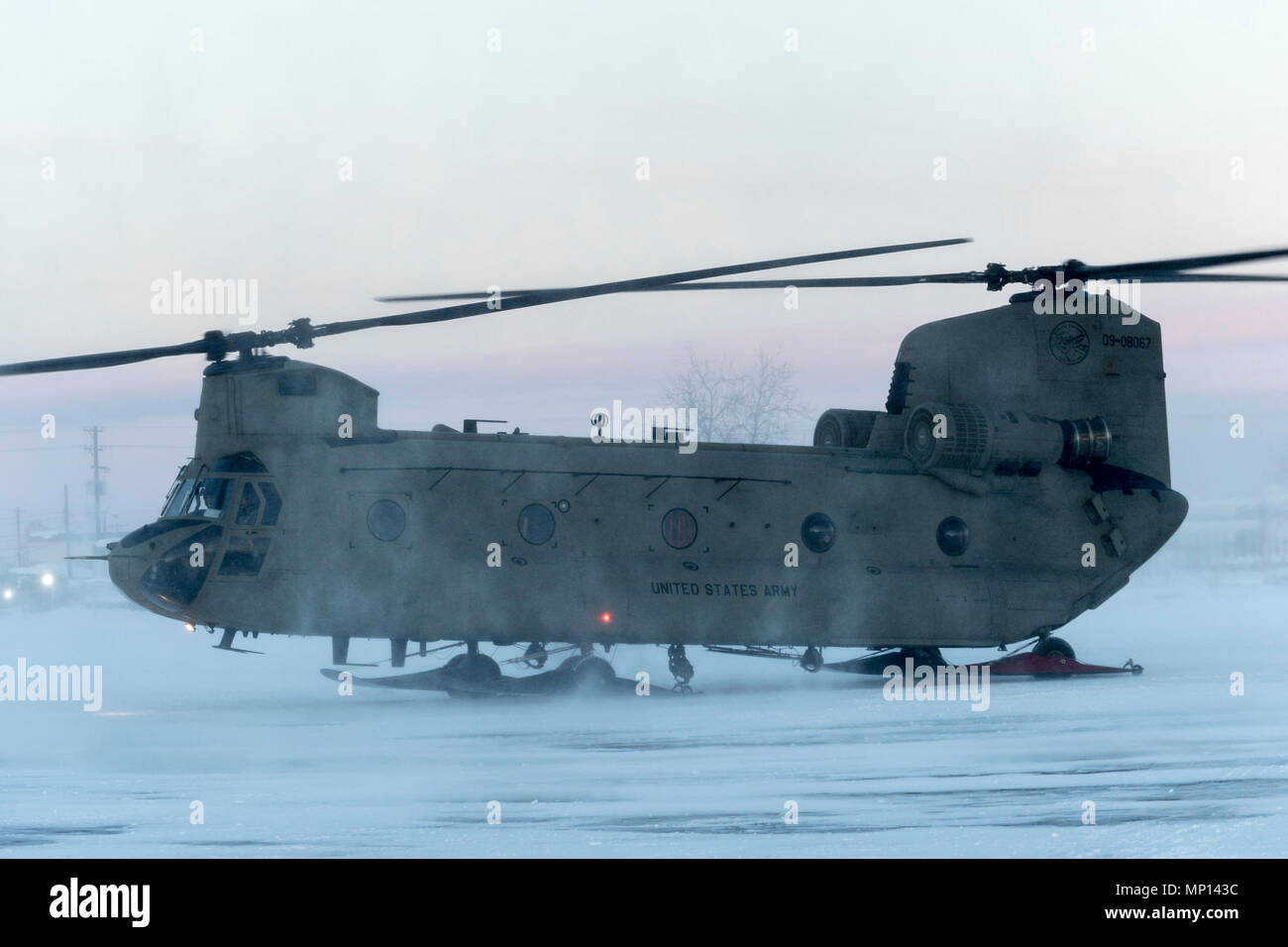 Un hélicoptère CH-47 Chinook attribué à 1er Bataillon, 52e Régiment d'aviation, à Fort Wainwright, Alaska, atterrit sur la piste glacée 12 mars 2018, dans le cadre de la composante terrestre de la Force interarmées dans le cadre de l'exercice Arctic Edge 18. Comme l'JFLCC pour l'exercice de l'armée américaine de l'Alaska est l'administration centrale responsable de la commande et le contrôle de toutes les forces participant à l'exercice. Arctic Edge 2018 est un exercice biennal, à grande échelle, l'exercice multinational interarmées qui prépare et teste la capacité de l'armée américaine à exploiter tactiquement dans le froid extrême-Arctique dans des conditions météorologiques de l'environnem Banque D'Images