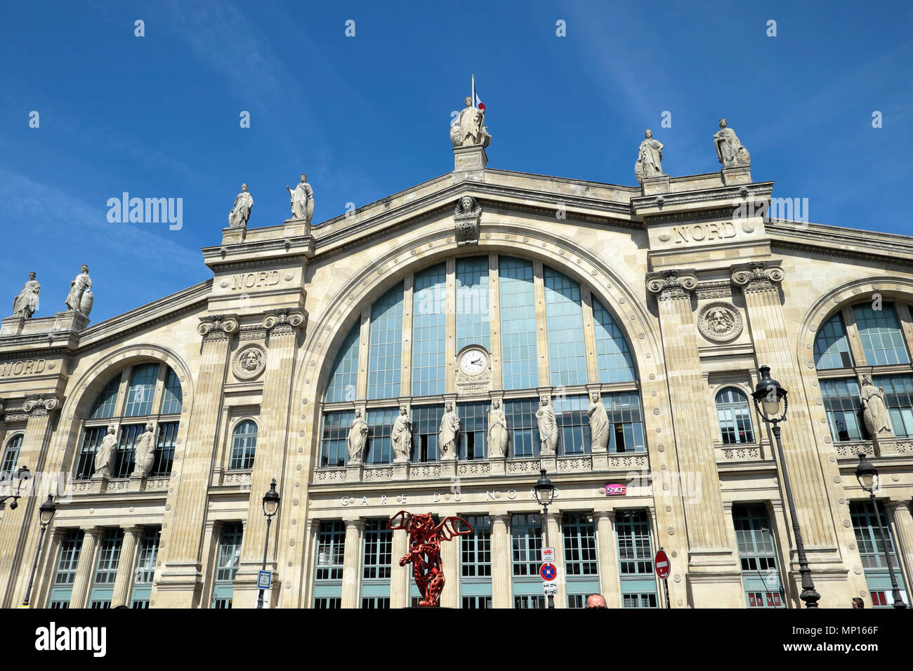 Vue extérieure de la Gare du Nord la façade de l'immeuble avec un ciel bleu au printemps Paris France Europe UE KATHY DEWITT Banque D'Images