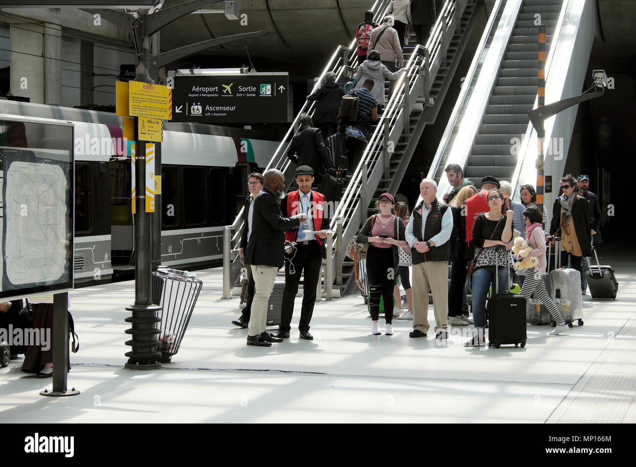 Personnes passagers sur la plateforme de la gare RER ligne B en attendant de monter à bord d'un train depuis l'aéroport CDG Charles de Gaulle à la ville Paris France KATHY DEWITT Banque D'Images