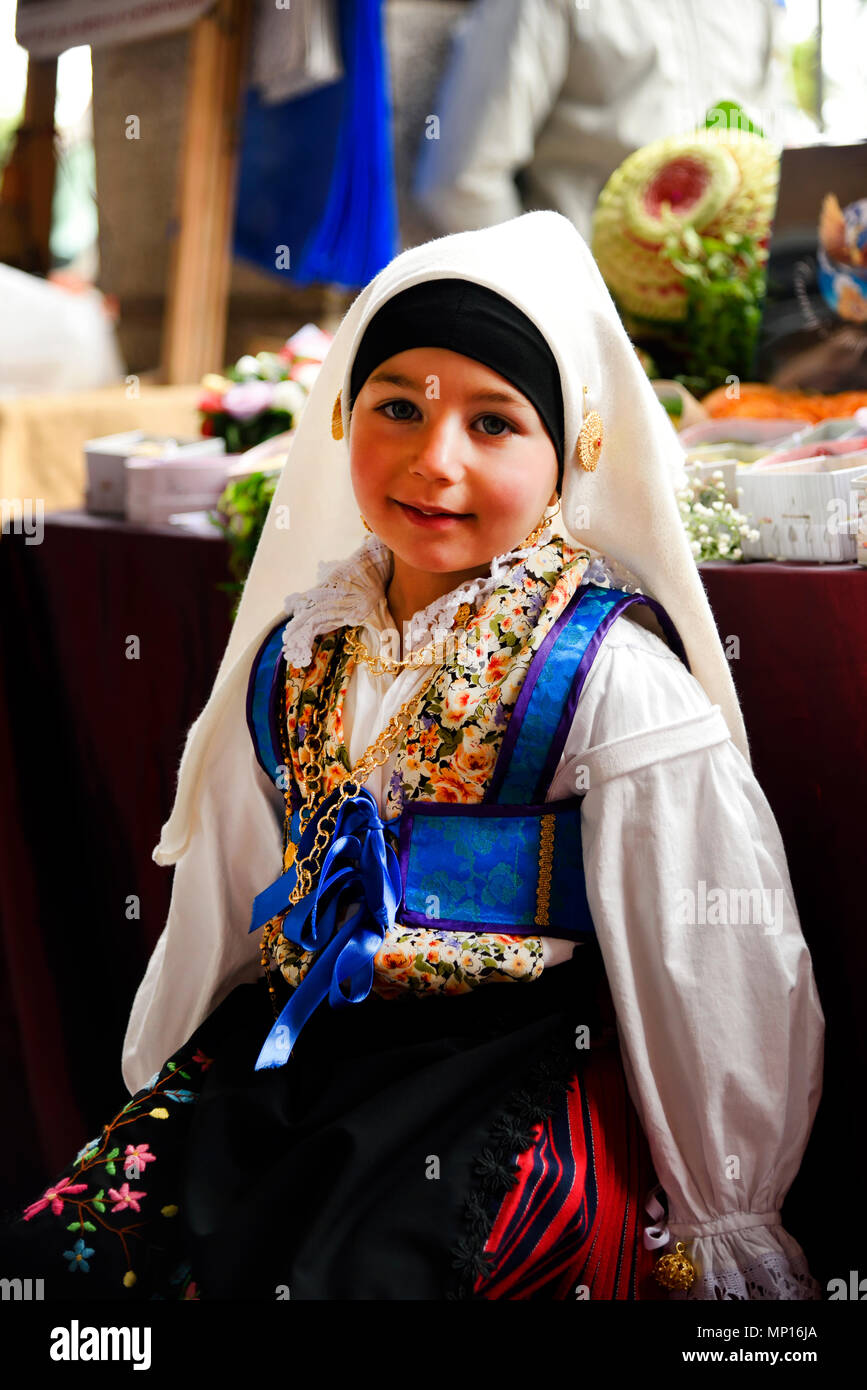 Petite fille en costume traditionnel Banque D'Images