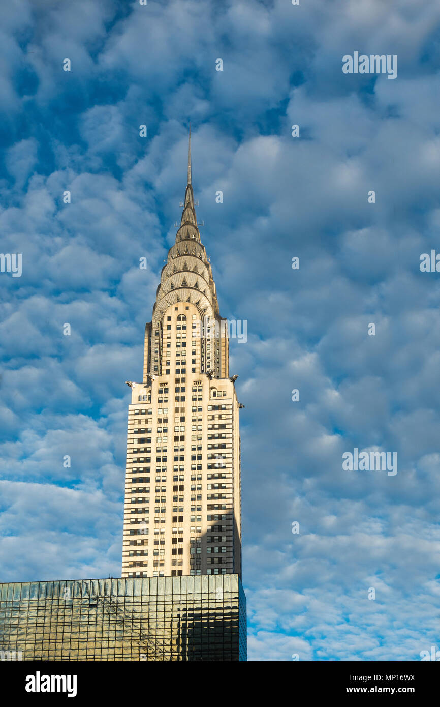 Journée ensoleillée, ciel bleu et des nuages et le gratte-ciel Chrysler building Banque D'Images