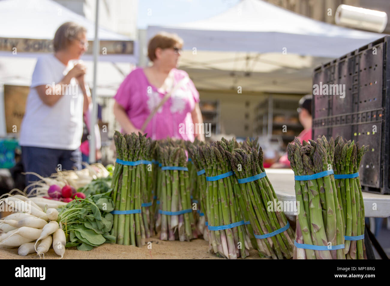 Yakima, Washington / USA - Mai 21, 2018 : Ferme des produits frais cultivés dans la vallée de Yakima est sur l'affichage à l'achat sur le centre-ville de Yakima du marché agricole. Banque D'Images