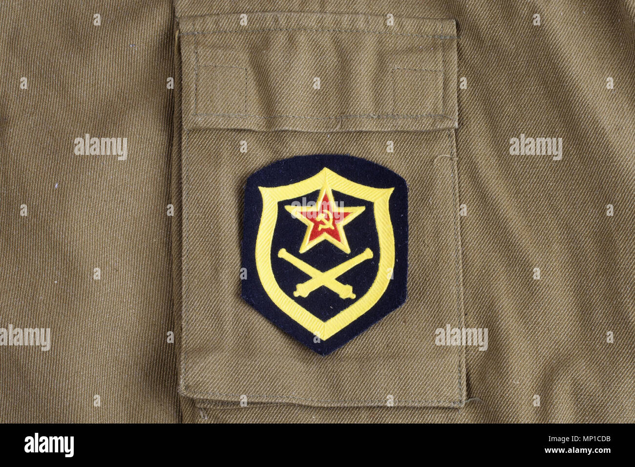 L'artillerie de l'armée soviétique d'épaule sur fond uniforme kaki Banque D'Images