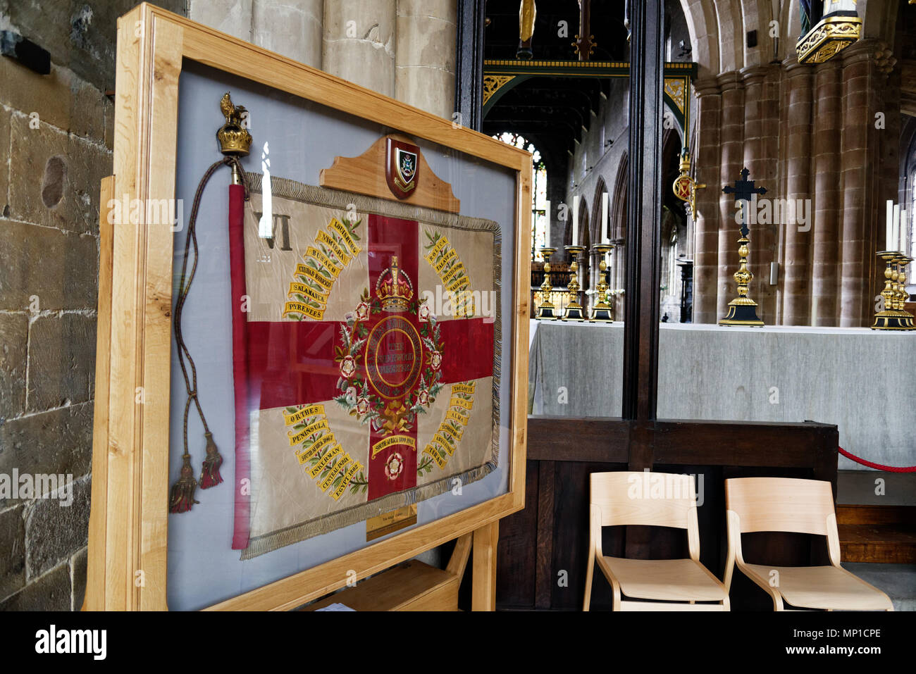 Les couleurs de la 6e Bataillon Sherwood Foresters Regiment à Chesterfield église paroissiale montrant 19e siècle batailles comme celles de Sébastopol, l'Abyssinie Banque D'Images
