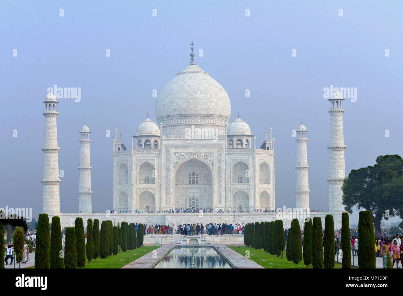 Taj Mahal, vue d'ensemble avec un large canal d'eau et fontaines de marbre sur l'axe nord-sud, Āgra, Uttar Pradesh, Inde Banque D'Images