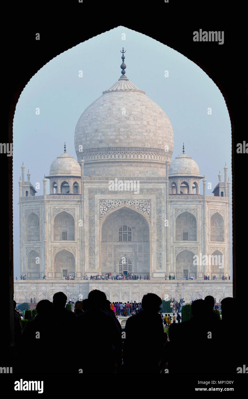 Taj Mahal, close-up vue à travers la porte d'entrée sur l'axe nord-sud, Āgra, Uttar Pradesh, Inde Banque D'Images