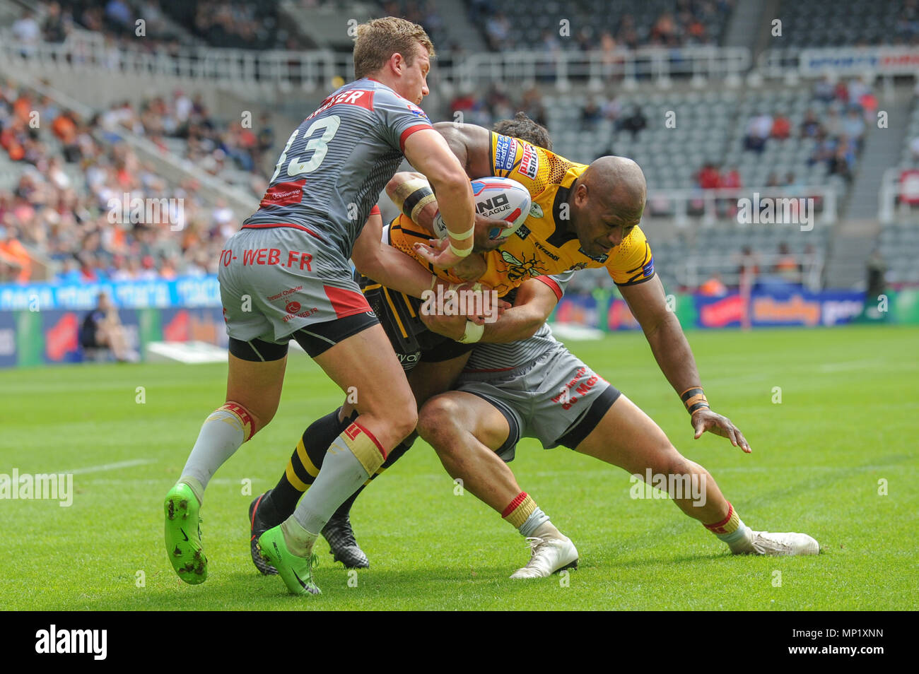 Newcastle, Royaume-Uni. 20 mai 2018. Betfred Super League Week-end magique, Salford Red Devils v des Dragons Catalans ; Robert Lui de Salford Red Devils est abordé par Greg Bird de Catalans Crédit : Dragaons News Images /Alamy Live News Crédit : Nouvelles Images /Alamy Live News Banque D'Images