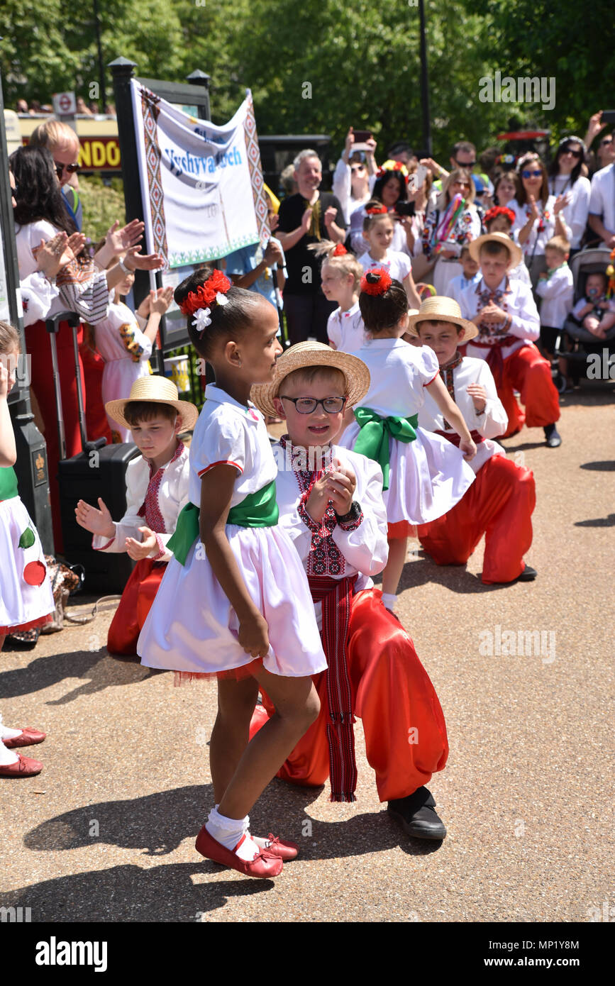 Londres, Royaume-Uni. 20 mai 2018. Les Ukrainiens portant des chemises brodées traditionnelles, l'Ukrainian costume national prendre part en ukrainien Vyshyvanka Mars. Crédit : Matthieu Chattle/Alamy Live News Banque D'Images