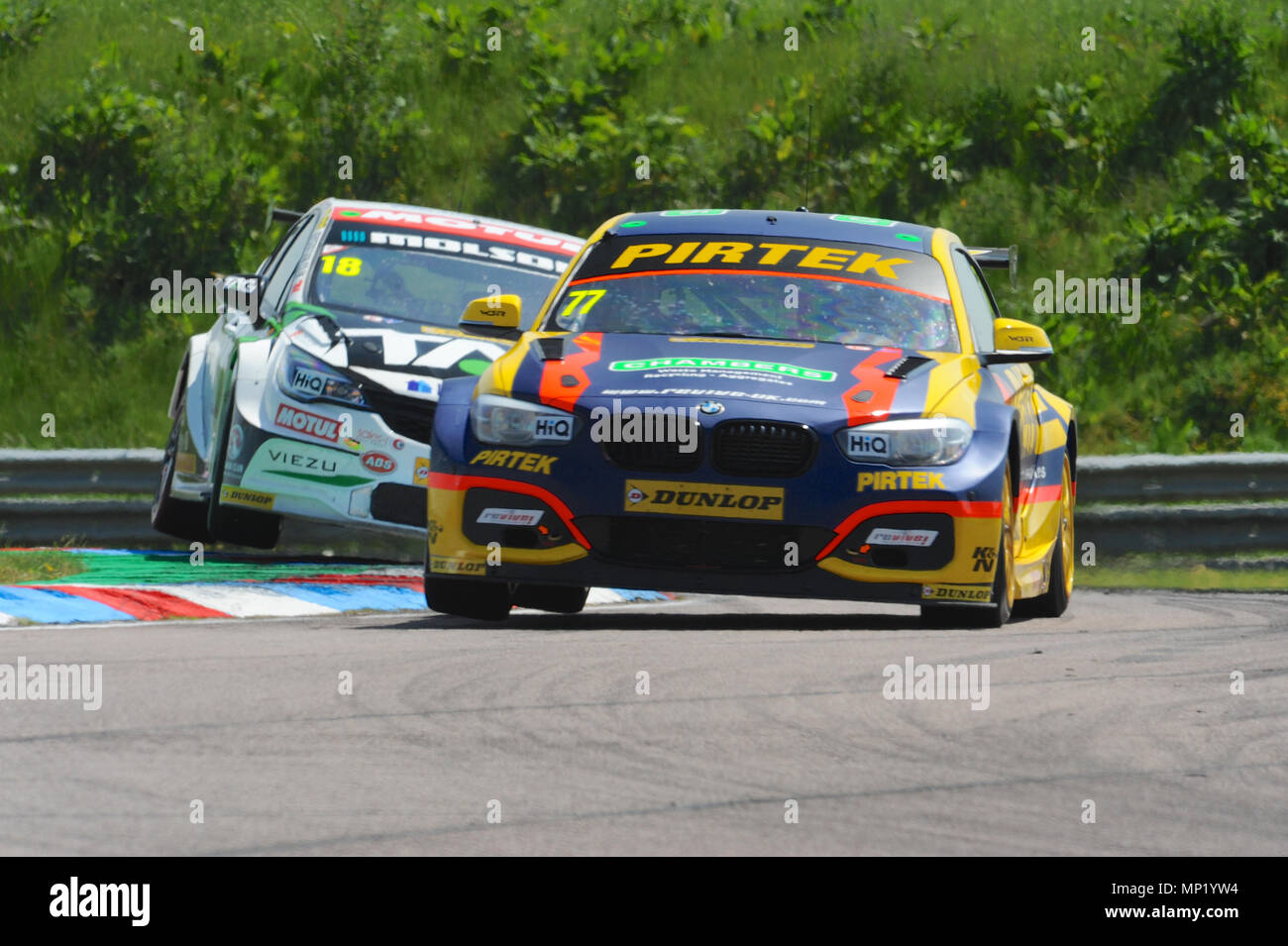 Andover, Hampshire, Royaume-Uni. 20 mai, 2018. Andrew Jordan (BMW Team/BMW Course Pirtek), suivi de près par Senna Proctor (puissance Maxed TAG course à Thruxton Circuit de course pendant la Dunlop MSA British Touring Car Championship à Thruxton Circuit de Course, Andover, Hampshire, Royaume-Uni. Avec la plus grande vitesse moyenne de n'importe quelle piste visitée par le BTCC, Thruxton's 2.4 km circuit fournit certaines des plus grands frissons et les déversements dans le sport automobile et a acquis la réputation d'être un véritable suivi du conducteur. Crédit : Michael Preston/Alamy Live News Banque D'Images