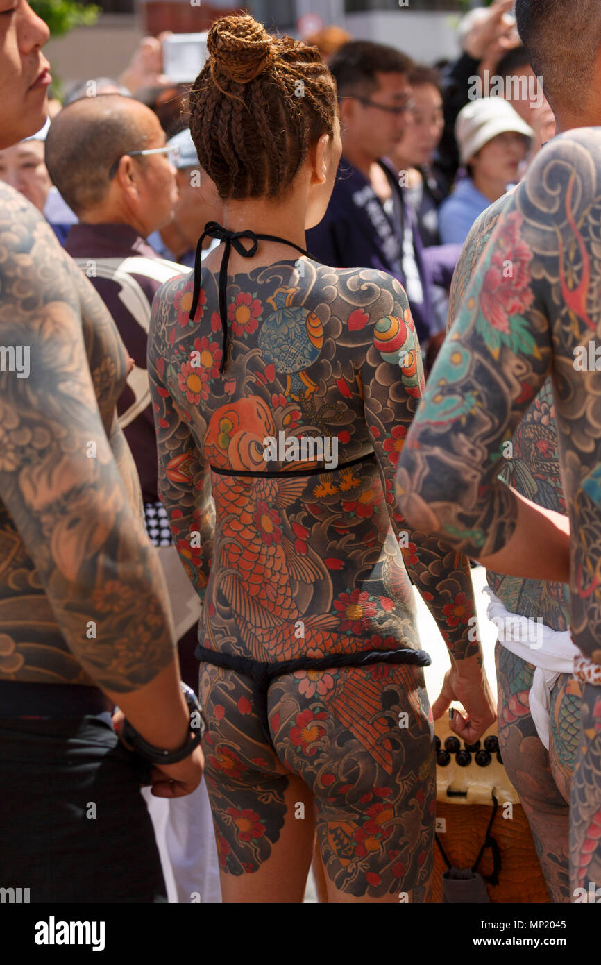 Tokyo Japon 20 Mai 2018 Une Femme En Montrant Son Corps Plein Tatoues Peut Etre Un Membre De La Mafia Japonaise Ou Yakuza Sanja Matsuri Assiste Au Quartier D Asakusa Dans Le 20 Mai