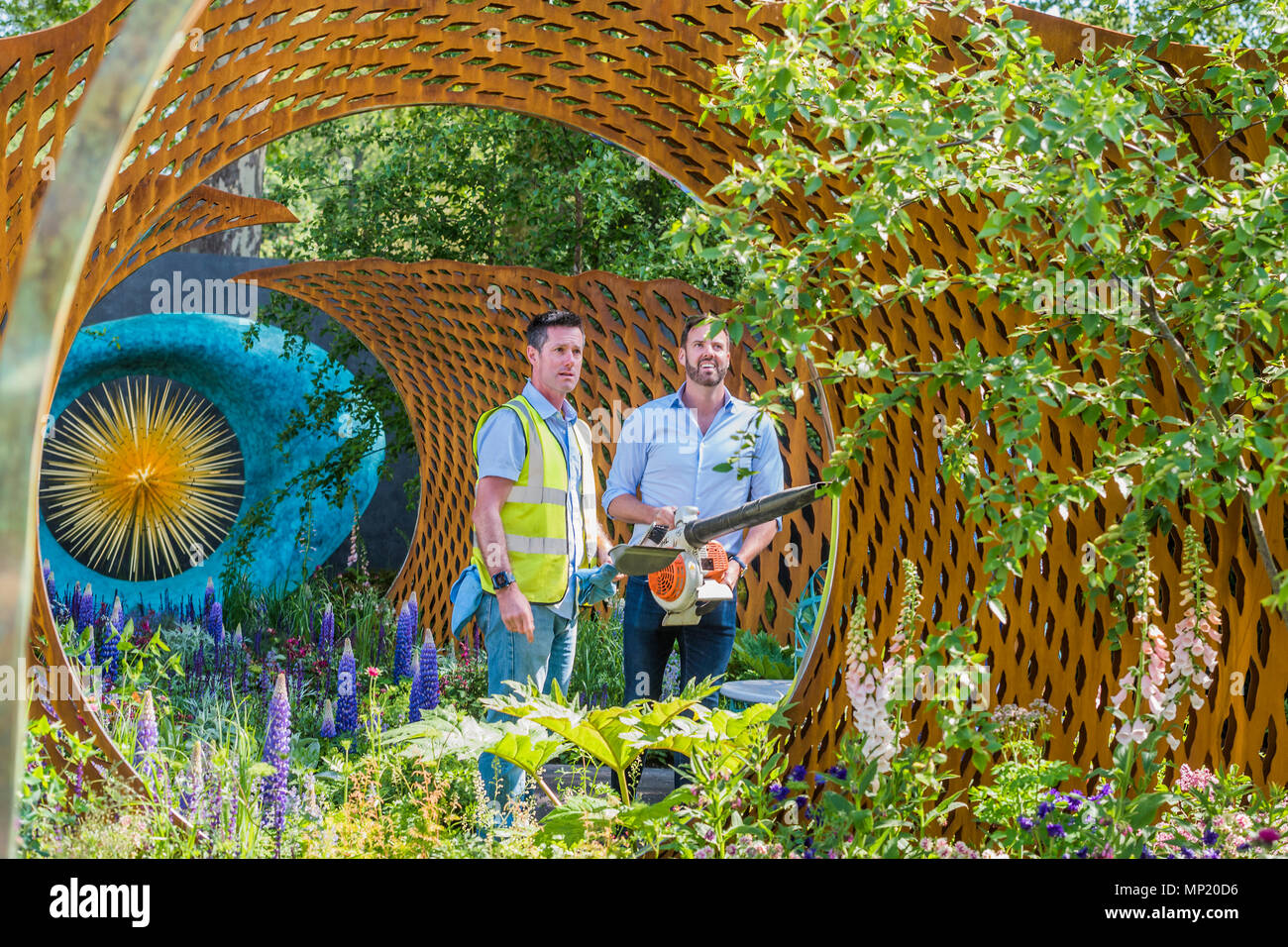 Londres, Royaume-Uni. 20 mai 2018. Londres, Royaume-Uni. 20 mai 2018. Nik Langdale (architecte paysagiste) et Nic Howard sur le David Harber et Savills Jardin, parrain : Savills & David Harber Ltd, concepteur : Nic Howard et l'entrepreneur : - les paysages de Langdale RHS Chelsea Flower Show au Royal Hospital, Chelsea. Crédit : Guy Bell/Alamy Live News Crédit : Guy Bell/Alamy Live News Banque D'Images