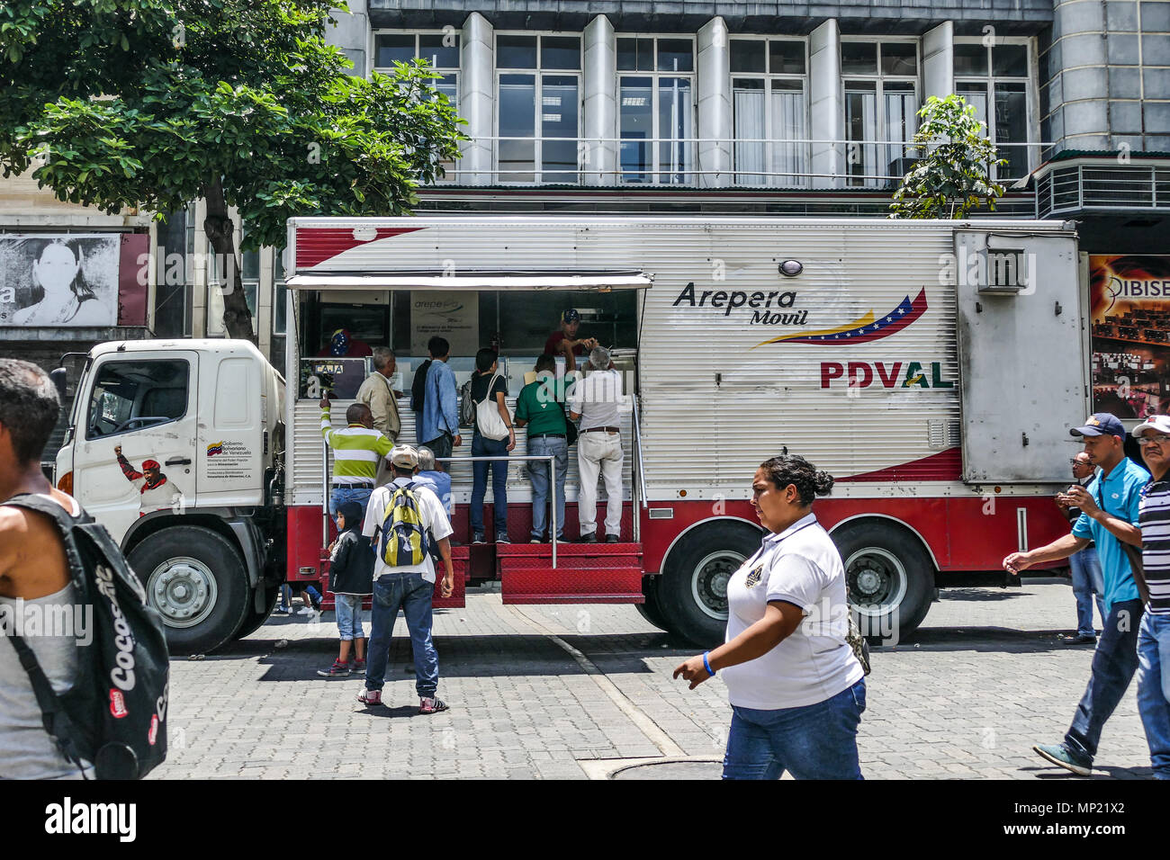 Caracas, Venezuela. 20 mai 2018. Les gens vu le vote dans un bureau de vote itinérant. Les élections présidentielles convoquées par l'Assemblée nationale constituante ont été effectuées dans le calme au Venezuela. Peu de personnes ont participé et ont été vus, appelés points rouges, à la périphérie de centres de vote à l'origine de la demande d'aide sociale du gouvernement le document d'identification connu sous le nom de Carnet de la Patria (le pays) où ils doivent indiquer qu'ils avaient déjà voté pour Maduro. Credit : SOPA/Alamy Images Limited Live News Banque D'Images