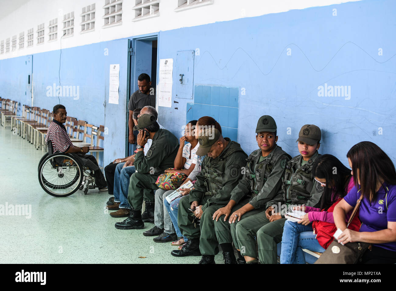 Caracas, Venezuela. 20 mai 2018. Vu les électeurs attendant leur tour pour voter à un bureau de scrutin. Les élections présidentielles convoquées par l'Assemblée nationale constituante ont été effectuées dans le calme au Venezuela. Peu de personnes ont participé et ont été vus, appelés points rouges, à la périphérie de centres de vote à l'origine de la demande d'aide sociale du gouvernement le document d'identification connu sous le nom de Carnet de la Patria (le pays) où ils doivent indiquer qu'ils avaient déjà voté pour Maduro. Credit : SOPA/Alamy Images Limited Live News Banque D'Images
