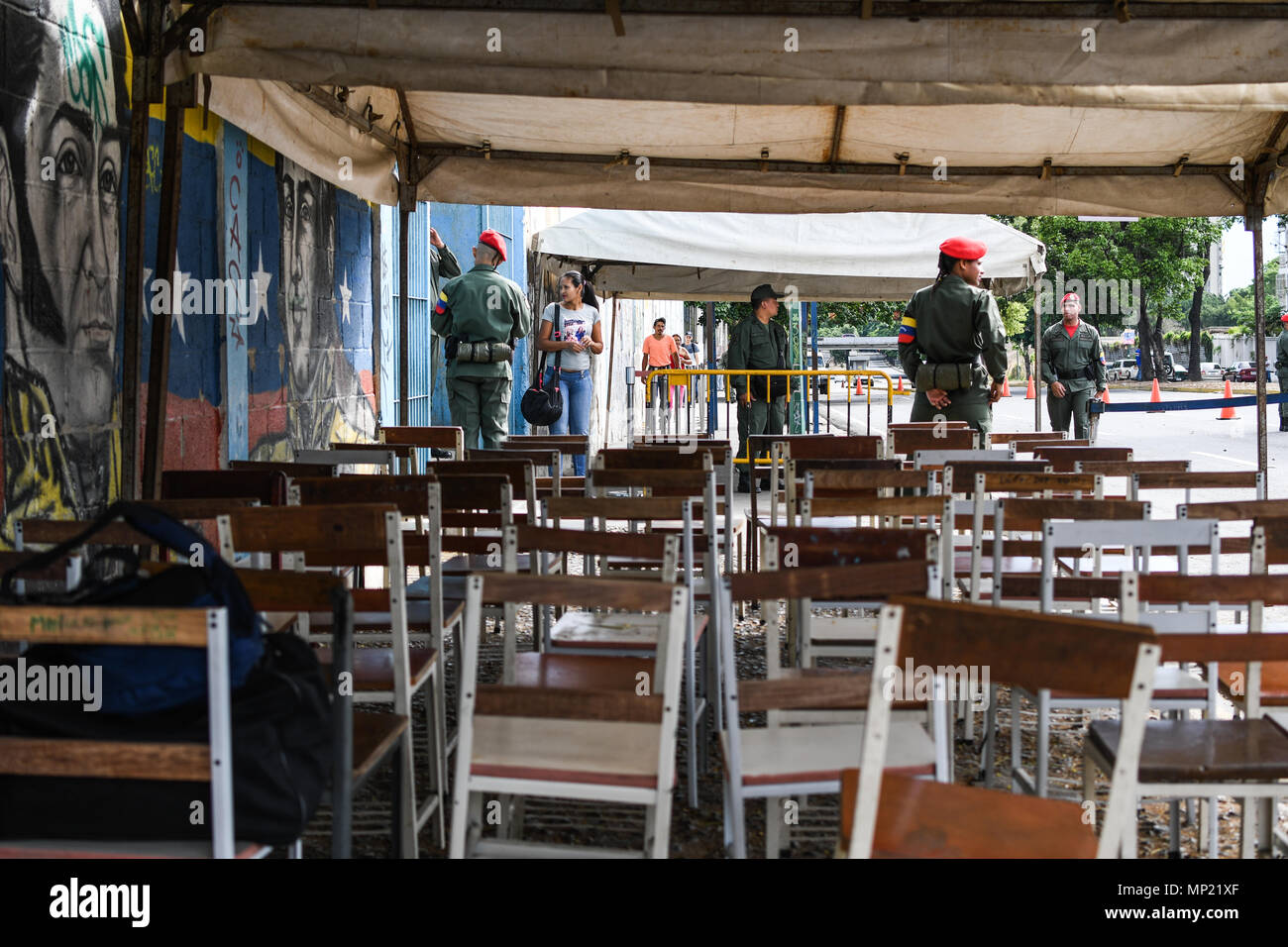 Caracas, Venezuela. 20 mai 2018. Vu la police garde à l'un des bureaux de vote. Les élections présidentielles convoquées par l'Assemblée nationale constituante ont été effectuées dans le calme au Venezuela. Peu de personnes ont participé et ont été vus, appelés points rouges, à la périphérie de centres de vote à l'origine de la demande d'aide sociale du gouvernement le document d'identification connu sous le nom de Carnet de la Patria (le pays) où ils doivent indiquer qu'ils avaient déjà voté pour Maduro. Credit : SOPA/Alamy Images Limited Live News Banque D'Images