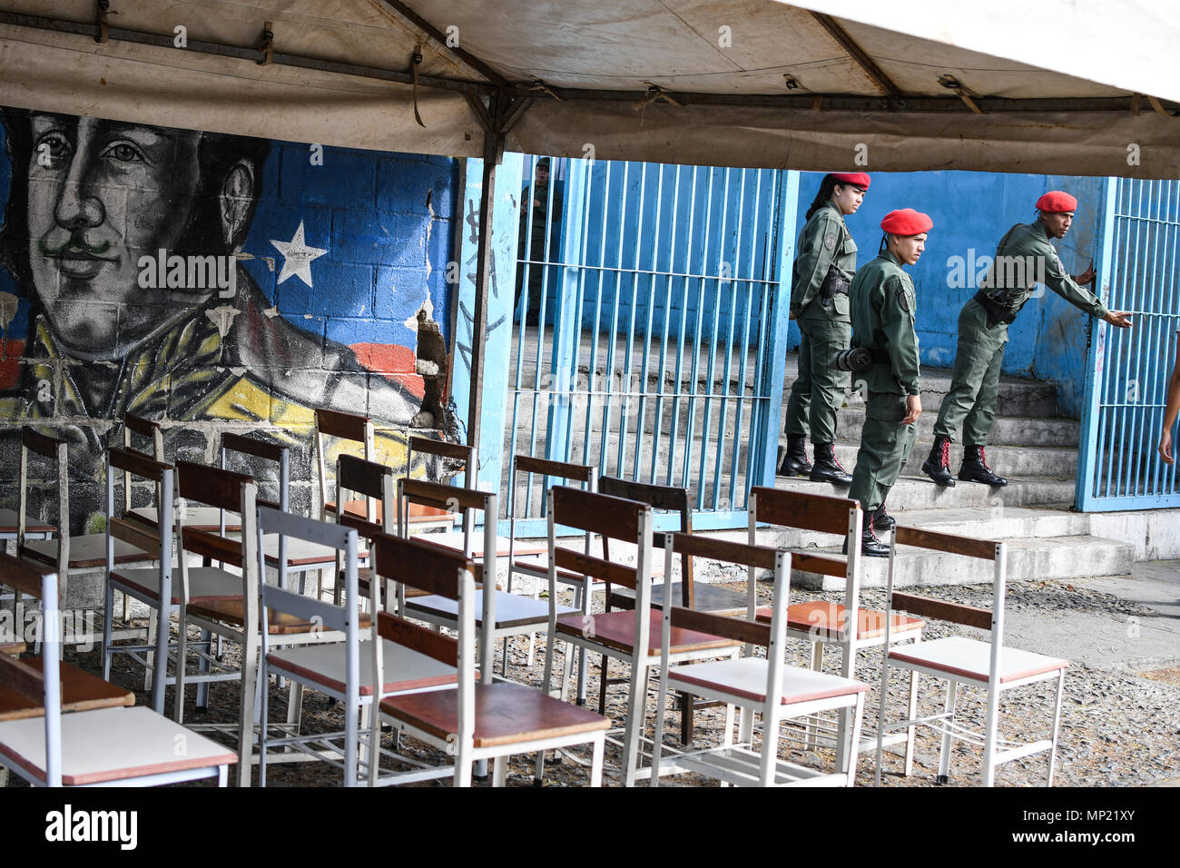 Caracas, Venezuela. 20 mai 2018. Vu la police garde à l'un des bureaux de vote. Les élections présidentielles convoquées par l'Assemblée nationale constituante ont été effectuées dans le calme au Venezuela. Peu de personnes ont participé et ont été vus, appelés points rouges, à la périphérie de centres de vote à l'origine de la demande d'aide sociale du gouvernement le document d'identification connu sous le nom de Carnet de la Patria (le pays) où ils doivent indiquer qu'ils avaient déjà voté pour Maduro. Credit : SOPA/Alamy Images Limited Live News Banque D'Images