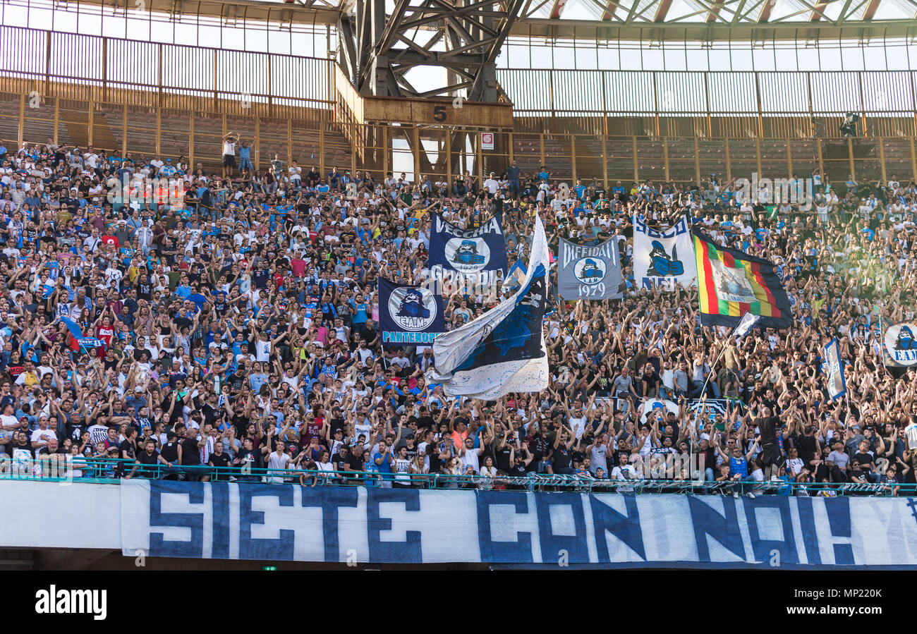 Naples, Italie. 20 mai 2018. Les partisans du SSC Napoli vu avant la série d'un match de football entre SSC Napoli et FC Crotone au stade San Paolo. (Score final 2-1 Napoli Crotone) Credit : SOPA/Alamy Images Limited Live News Banque D'Images