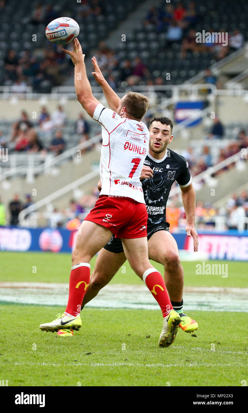 St James Park, Newcastle, Royaume-Uni. 20 mai, 2018. Week-end magique Dacia de Rugby League ; Hull Kingston Rovers contre Hull FC ; Adam Quinlan de Hull Kingston Rovers obtient juste ses doigts d'un coup de pied de Julien Connor de Hull FC : Action Crédit Plus Sport/Alamy Live News Banque D'Images