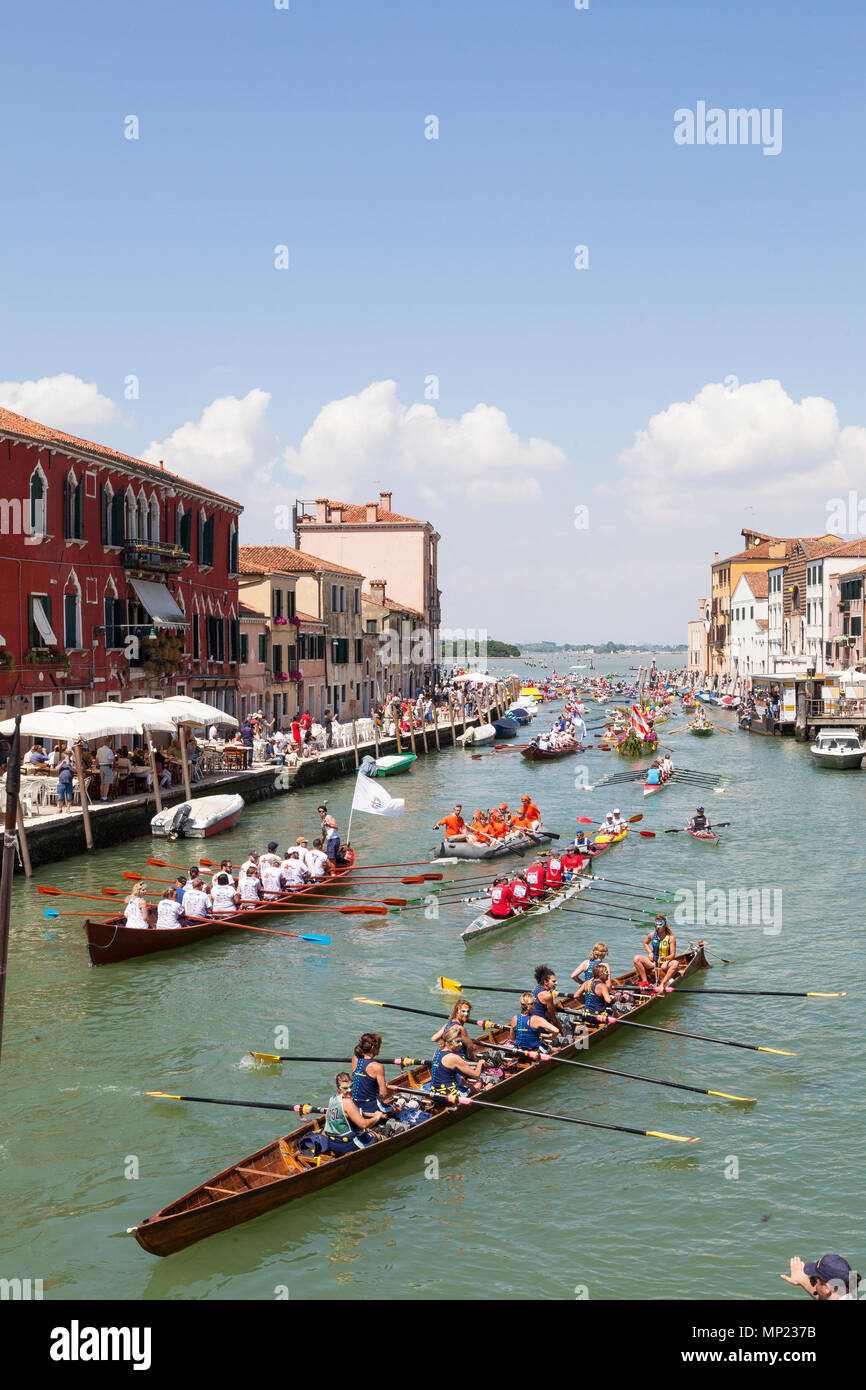 Venise, Vénétie, Italie. 20 mai 2018. Diversité des bateaux participant à la 44e Vogalonga aviron régate sur le Canal de Cannaregio. C'est une régate non concurrentiel célébrant l'art de l'aviron et des embarcations à propulsion n'importe quel homme peut entrer. Autour de 2100 bateaux sont dit d'avoir inscrit cette année. MCpicsAlamy crédit Live News Banque D'Images