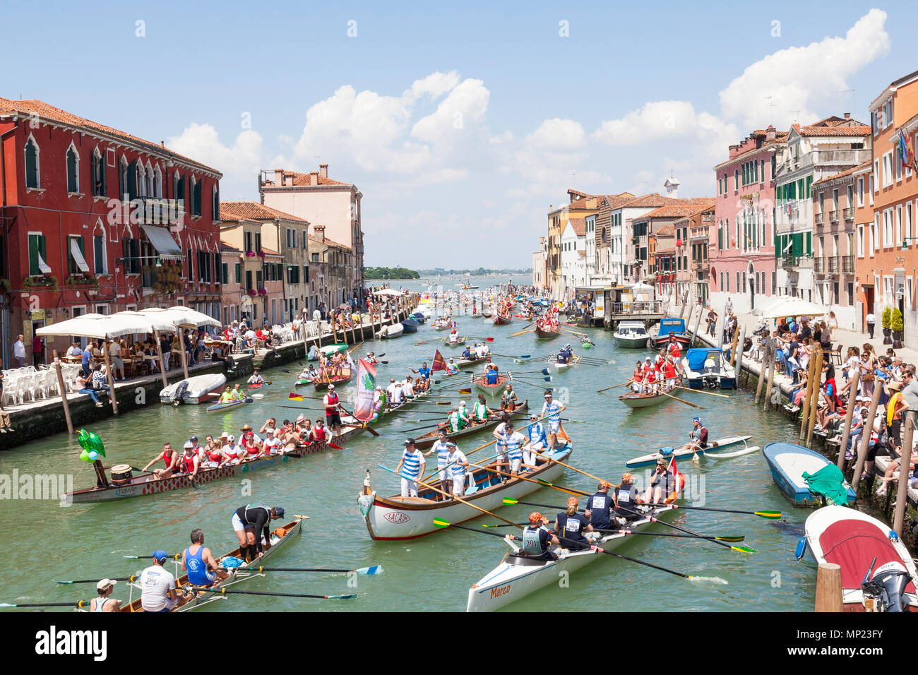 Venise, Vénétie, Italie. 20 mai 2018. Diversité des bateaux participant à la 44e Vogalonga aviron régate sur le Canal de Cannaregio. C'est une régate non concurrentiel célébrant l'art de l'aviron et des embarcations à propulsion n'importe quel homme peut entrer. Autour de 2100 bateaux sont dit d'avoir inscrit cette année. MCpicsAlamy crédit Live News Banque D'Images