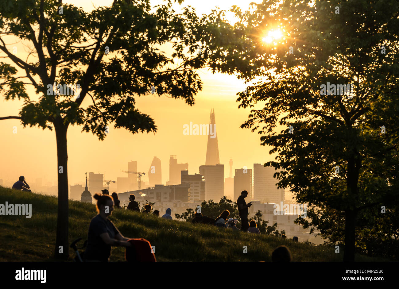 Londres, Royaume-Uni. 20 mai, 2018. Météo France : Coucher de soleil sur la  ville avec la construction de gratte-ciel d'échardes dans la vue de haut de  Greenwich Park. Crédit : Guy Josse/Alamy