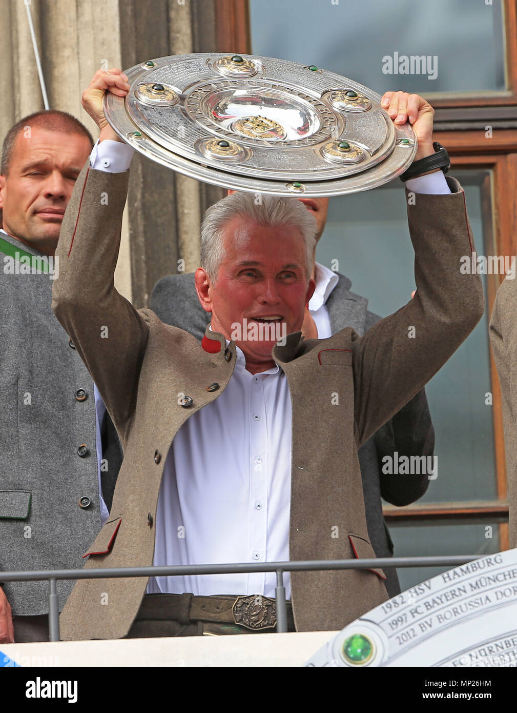 Munich, Allemagne. 20 mai, 2018. Bayern Munich Jupp Heynckes entraîneur-chef détient le trophée de la Bundesliga allemande au cours de la célébration pour avoir remporté le titre de Bundesliga allemande sur le balcon de l'hôtel de ville de Munich, Allemagne, le 20 mai 2018. Crédit : Philippe Ruiz/Xinhua/Alamy Live News Banque D'Images