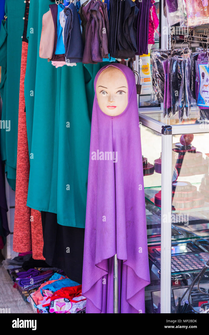 Voile islamique en vente dans une boutique dans la médina de Marrakech,  Maroc Photo Stock - Alamy