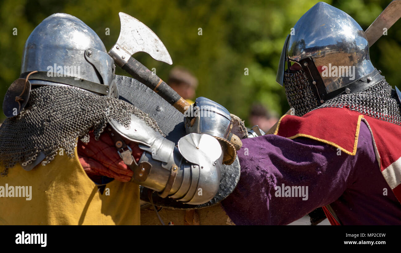 Combattants à l'International Fédération de combat médiéval 2018 Championnats du monde, qui a eu lieu en Ecosse, engagés dans full-contact de la concurrence. Banque D'Images