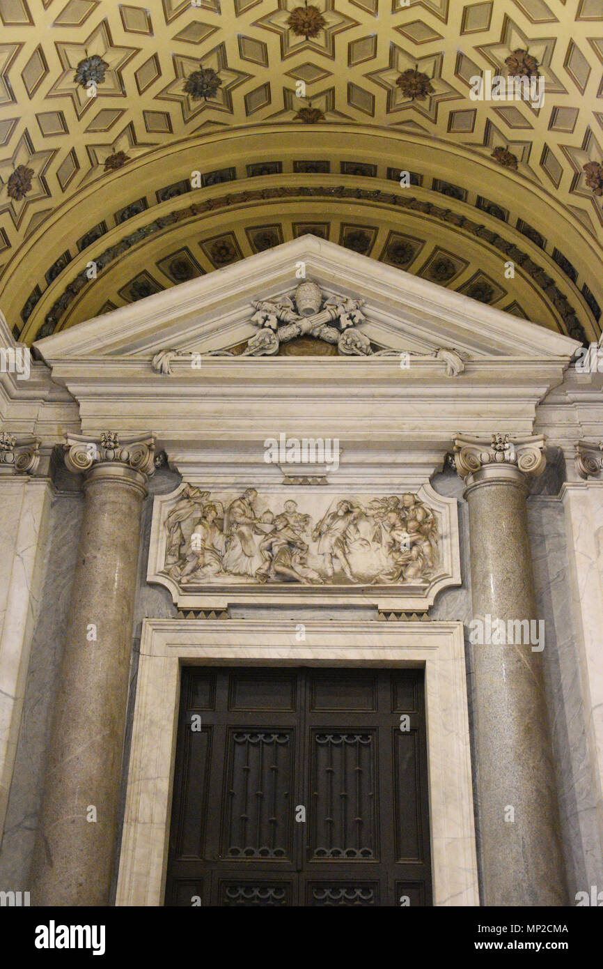 Armoiries papales à l'entrée de la Basilique de Santa Maria Maggiore (Basilique Papale de Sainte Marie Majeure), Rome, Italie. Banque D'Images