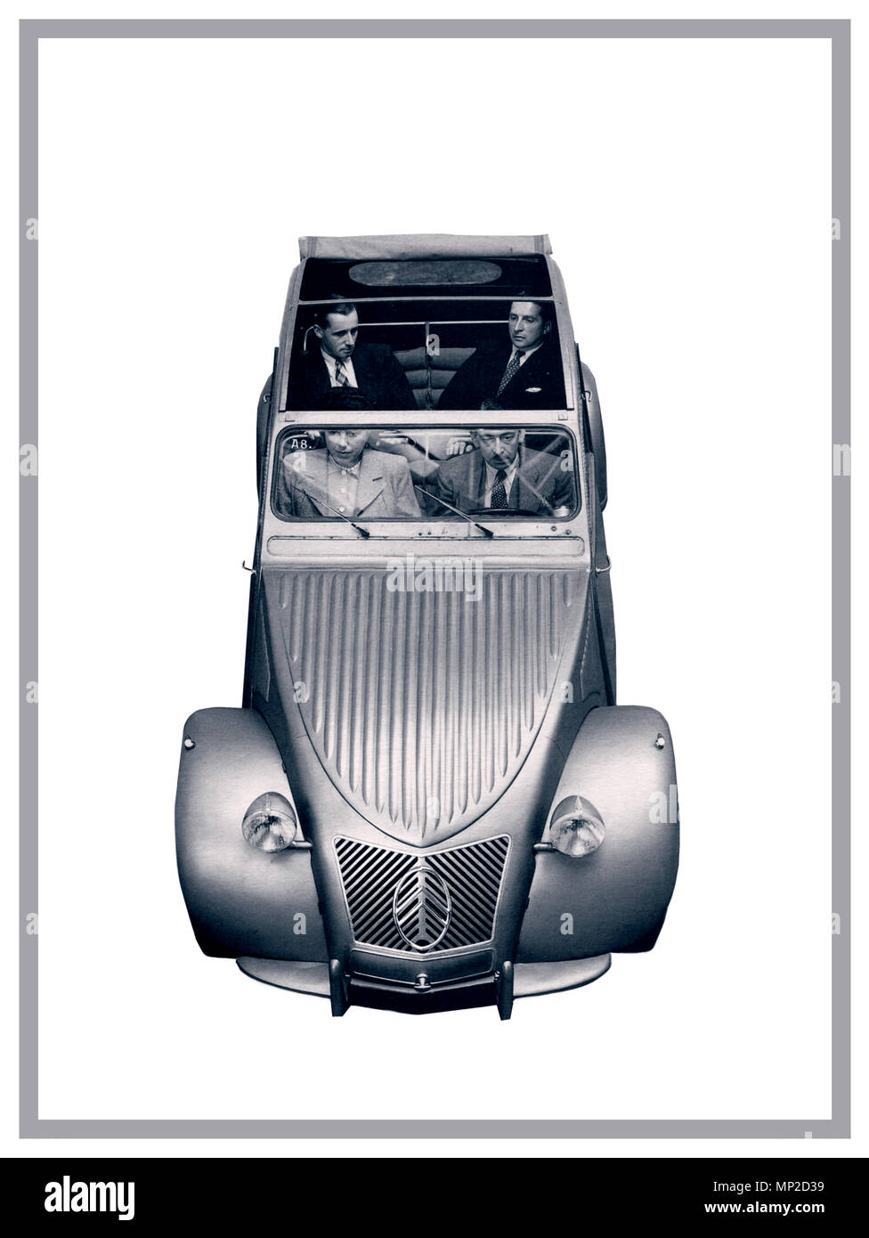 VOITURE FRANÇAISE VINTAGE années 1950 Citroën 2CV deux chevaux 1950 voiture française typique de famille notable sur fond blanc pour la publicité de presse française conçue par Flaminio Bertoni Banque D'Images